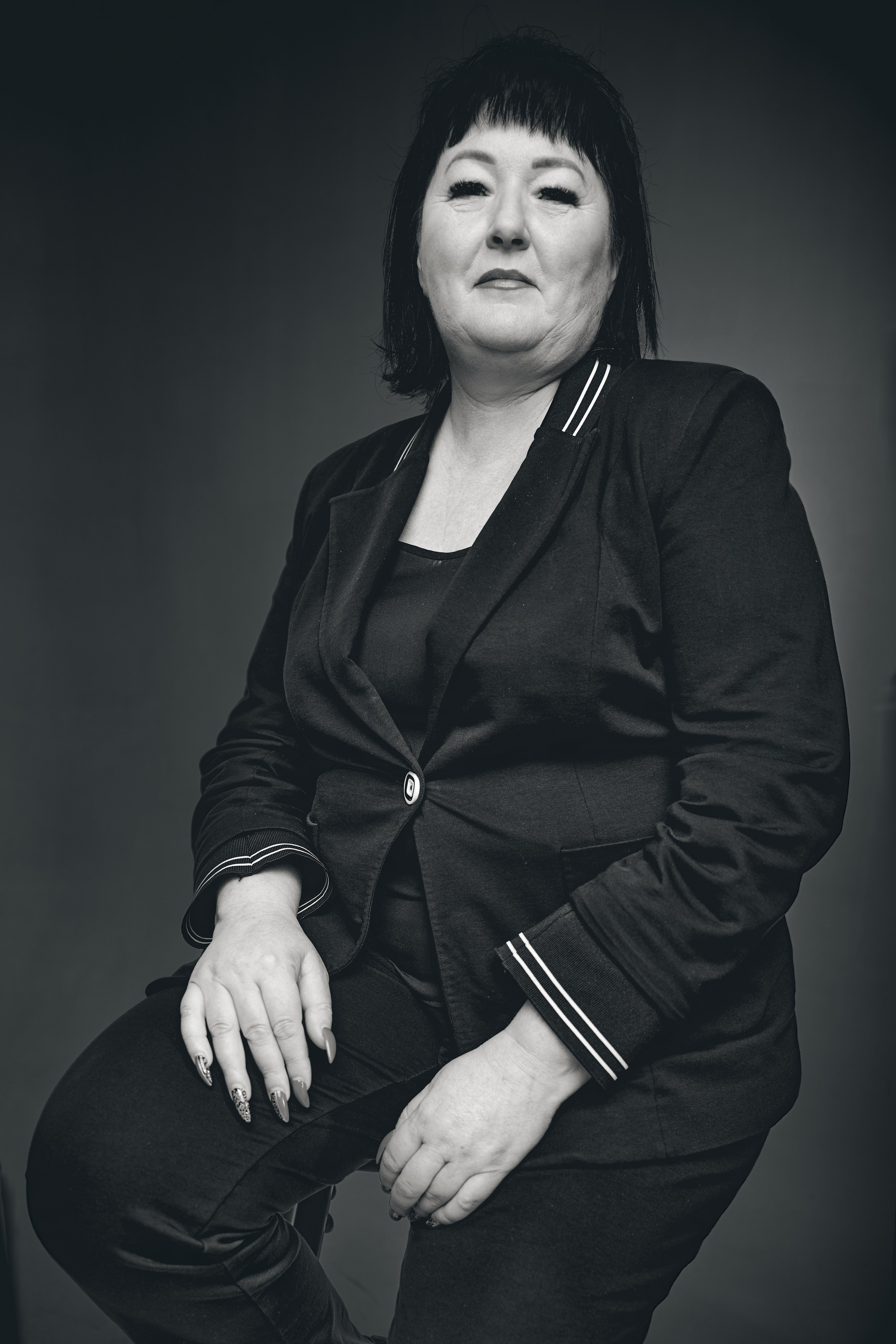 Крупный план делового женского портрета адвоката с акцентом на фирменный стиль компании