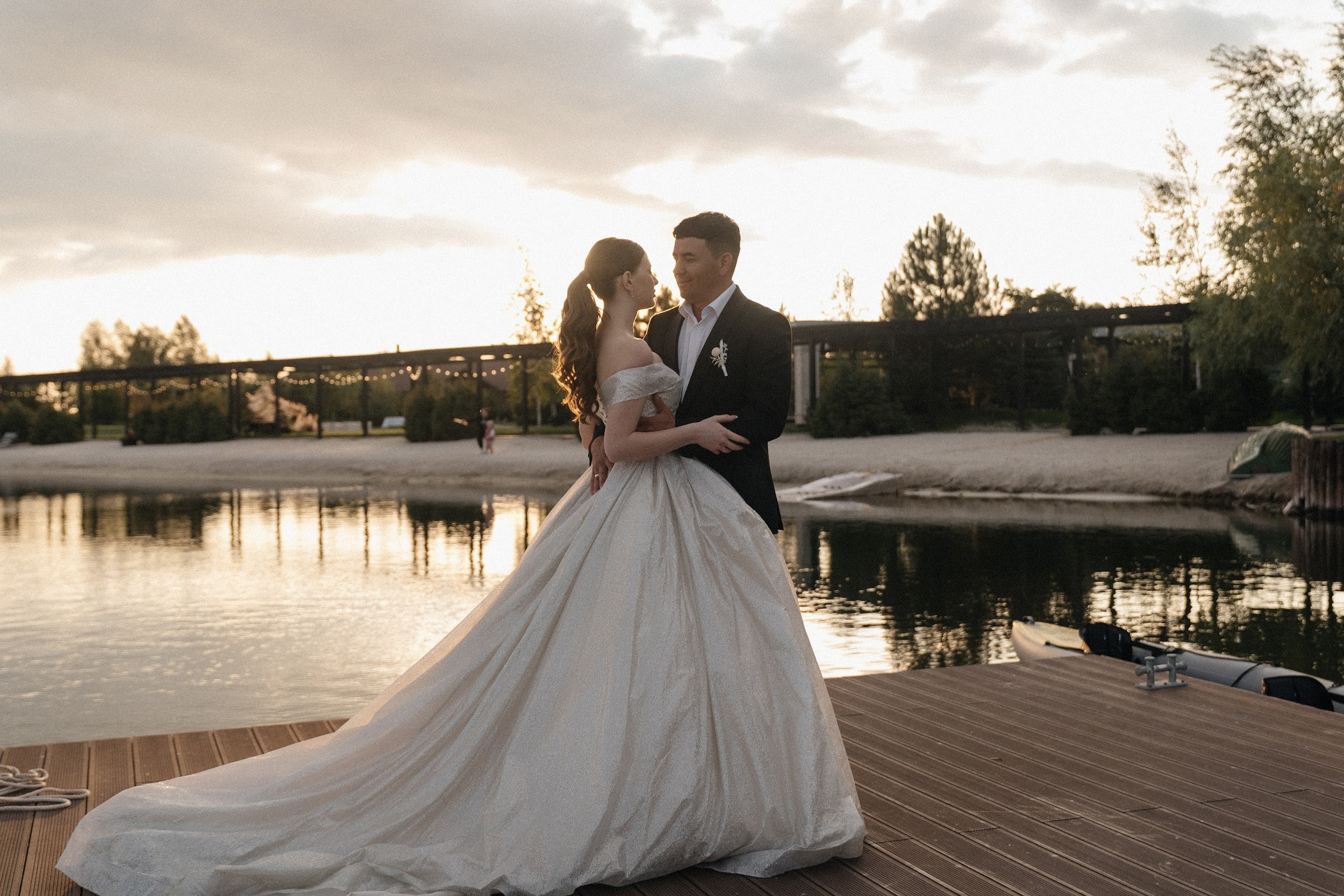 Фотосессия жениха и невесты возле реки