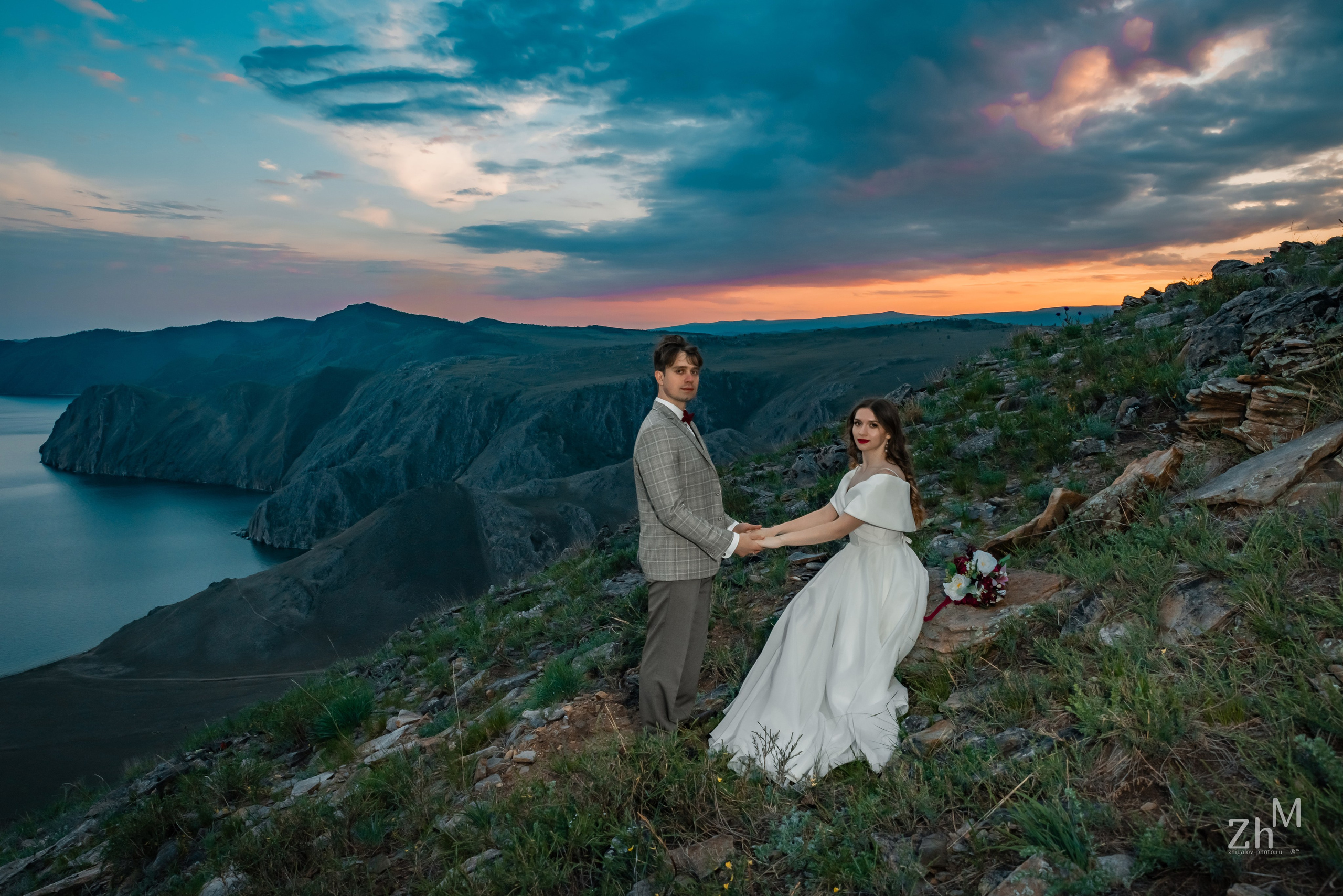 Свадебная фотосессия на Байкале и горах. Семейный и свадебный фотограф в Иркутске Максим Жигалов