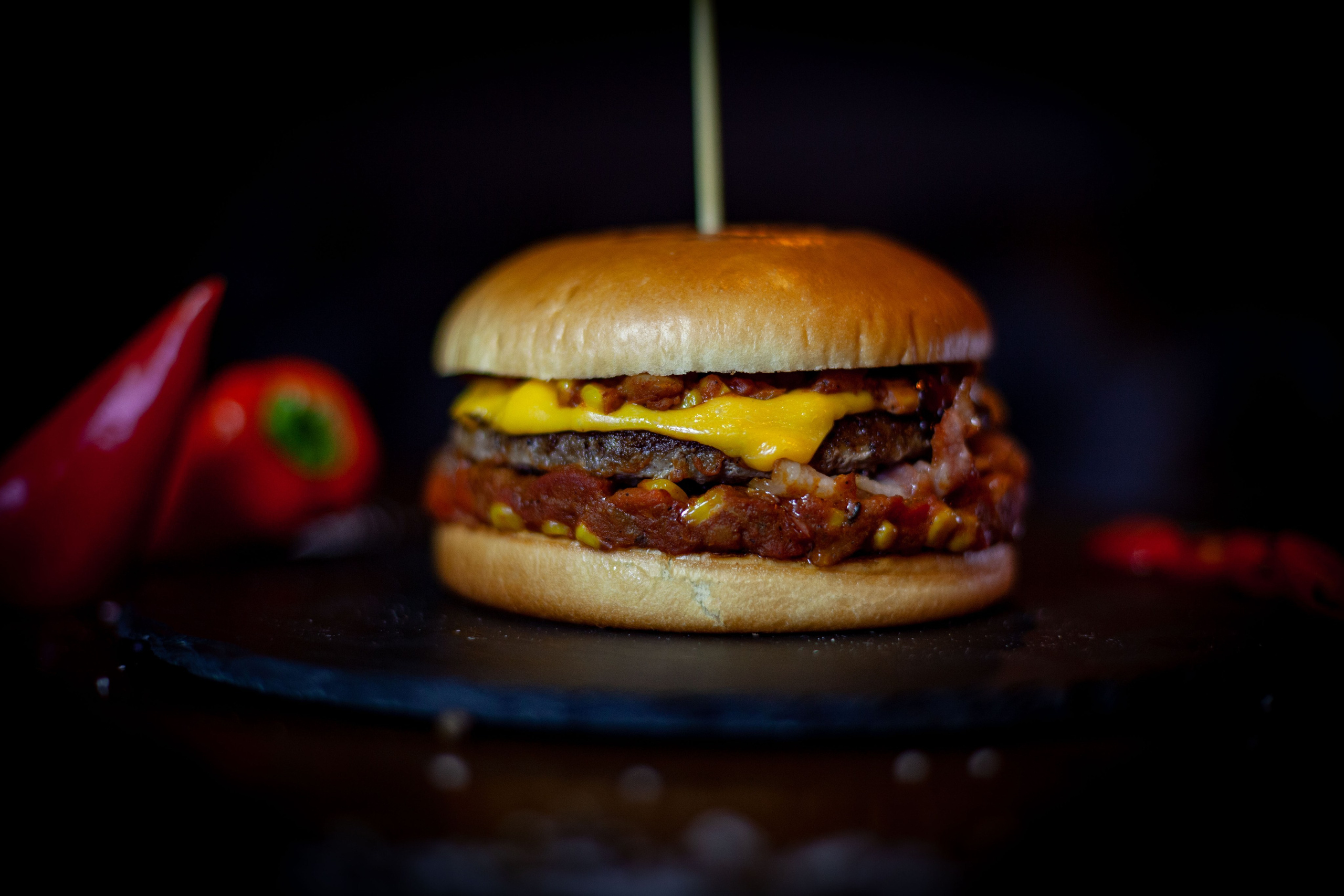 Король-бургер: сочная говяжья котлета с сыром, огурцом, помидором и листьями салата, вложенная в мягкую булочку, дополнена картофелем по-деревенски