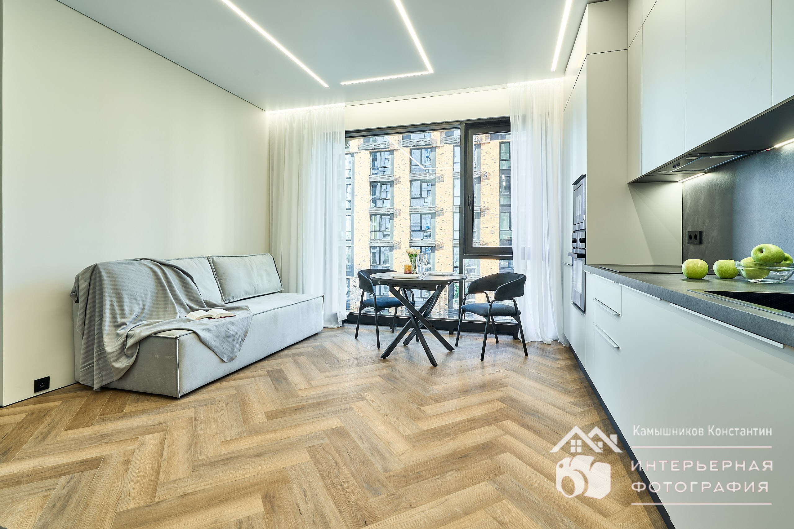 Интерьерная фотосъемка апартаментов в ЖК Метрополия, общий план гостиной и кухонной зоны