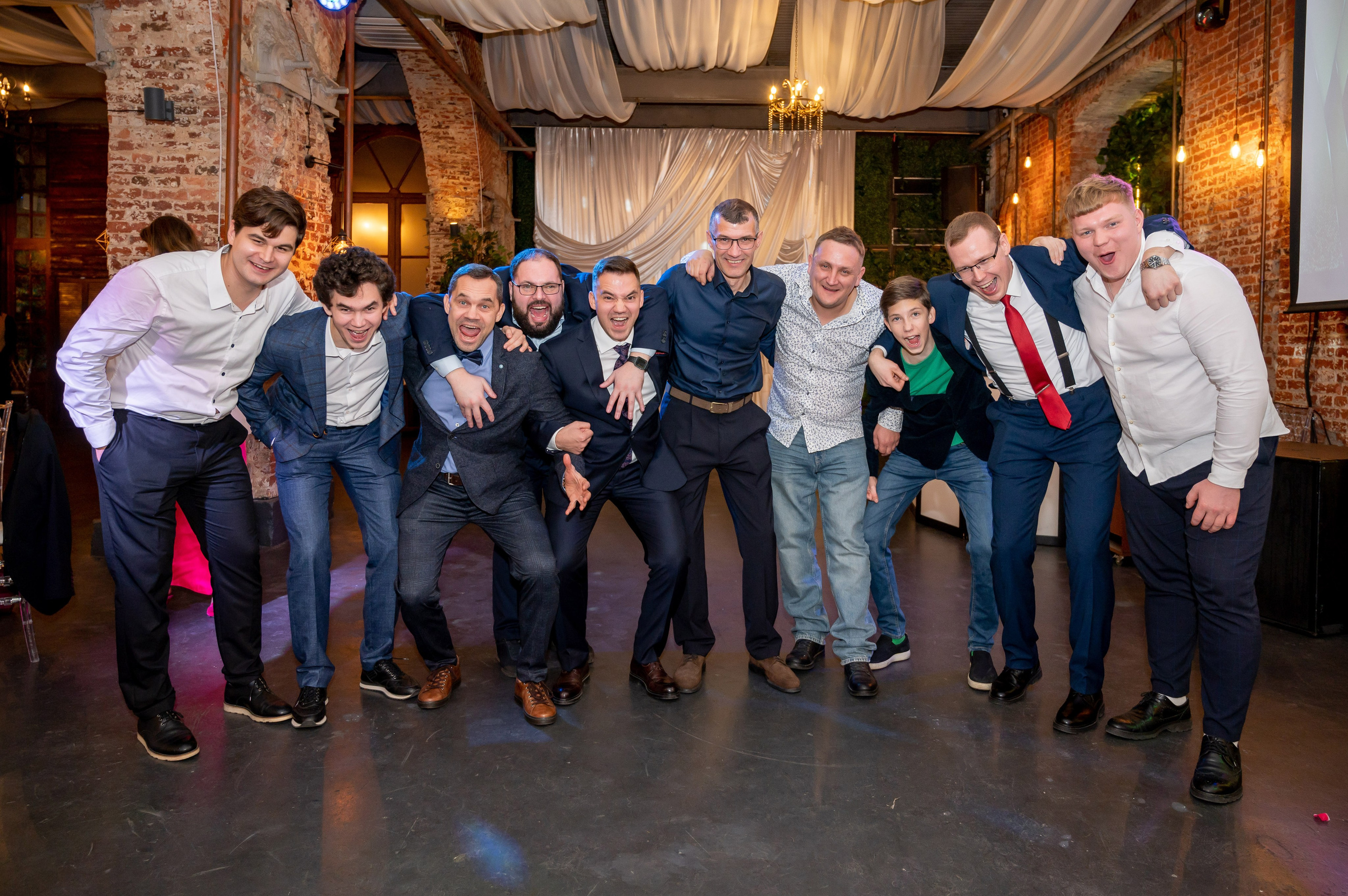 Осенняя великолепная свадебная прогулка жениха и невесты в октябре в Санкт-Петербурге в Михайловском парке и у Атлантов на Миллионной улице. Портретный, семейный и свадебный фотограф в Санкт-Петербурге и в Пушкине Ширяев Денис