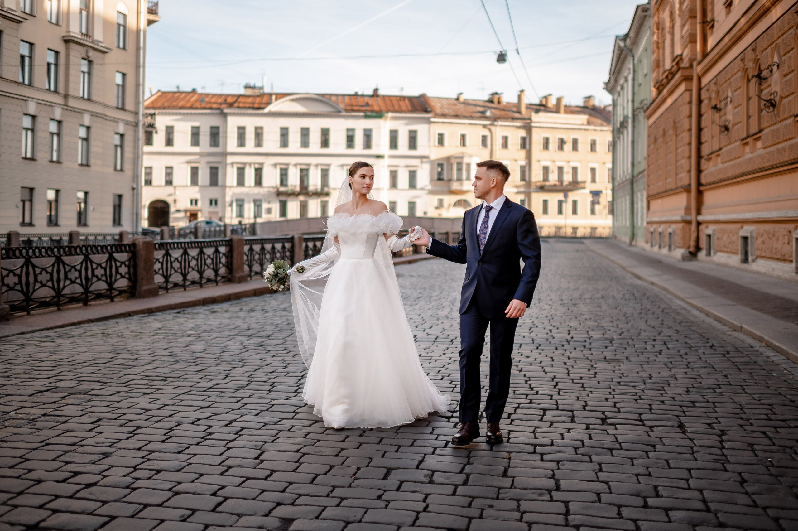 Осенняя великолепная свадебная прогулка жениха и невесты в октябре в Санкт-Петербурге в Михайловском парке и у Атлантов на Миллионной улице. Портретный, семейный и свадебный фотограф в Санкт-Петербурге и в Пушкине Ширяев Денис