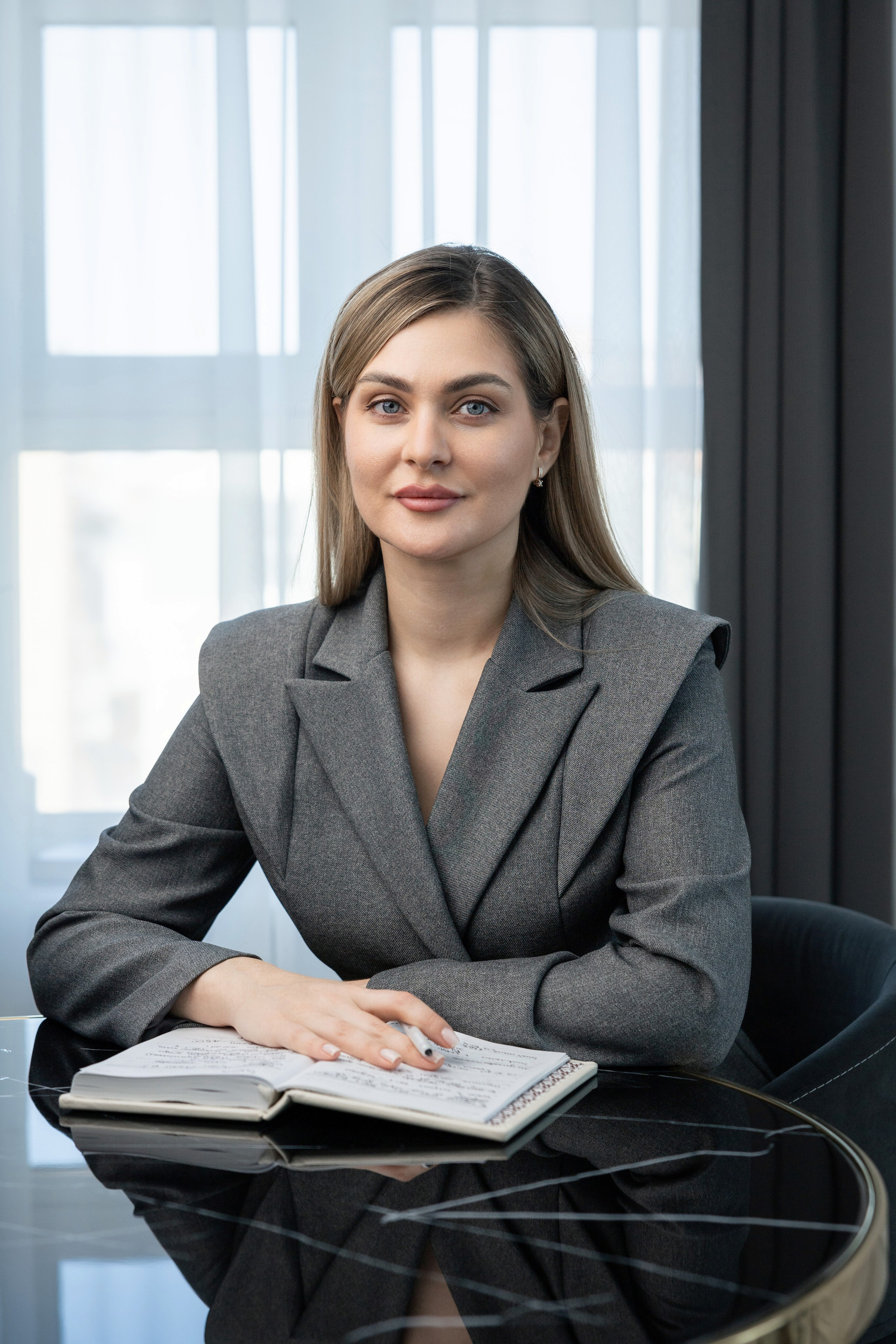 Деловая фотосессия юриста — минималистичный профессиональный портрет. Фотограф в Ростове Александр Градов — заказать услуги фотографа