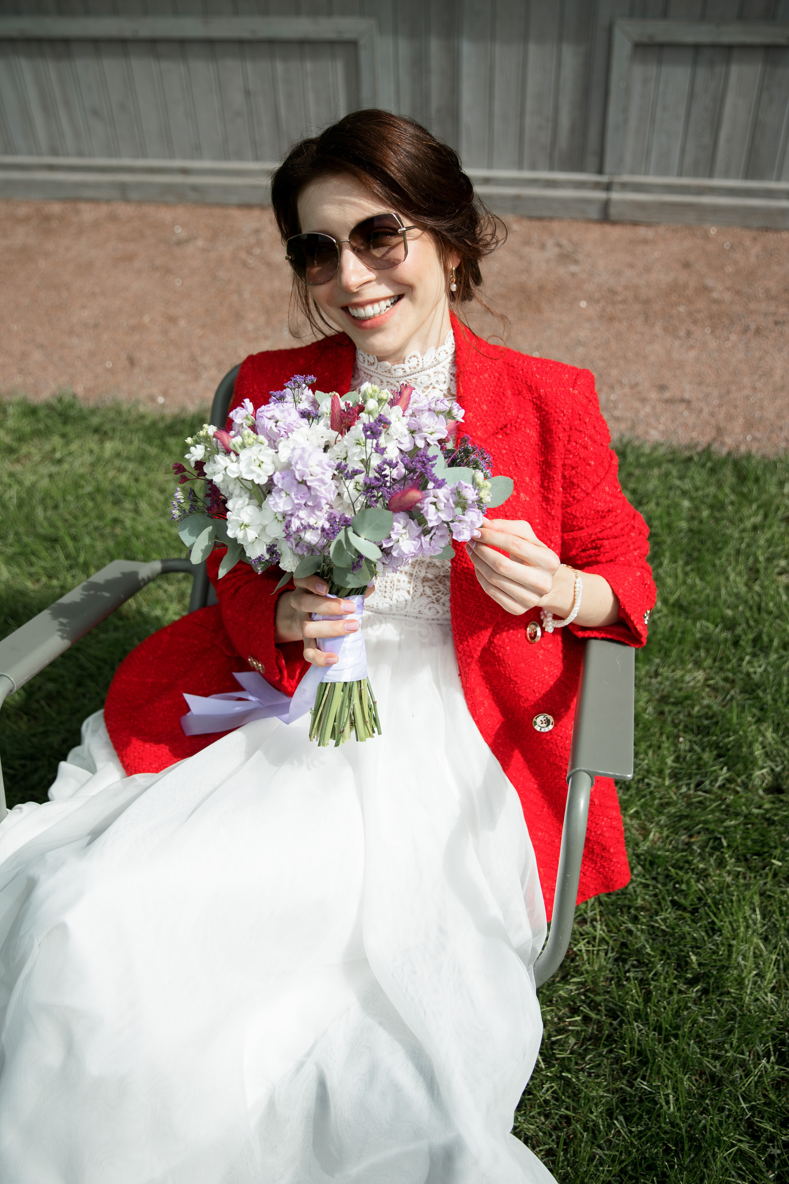 красные акценты невесты