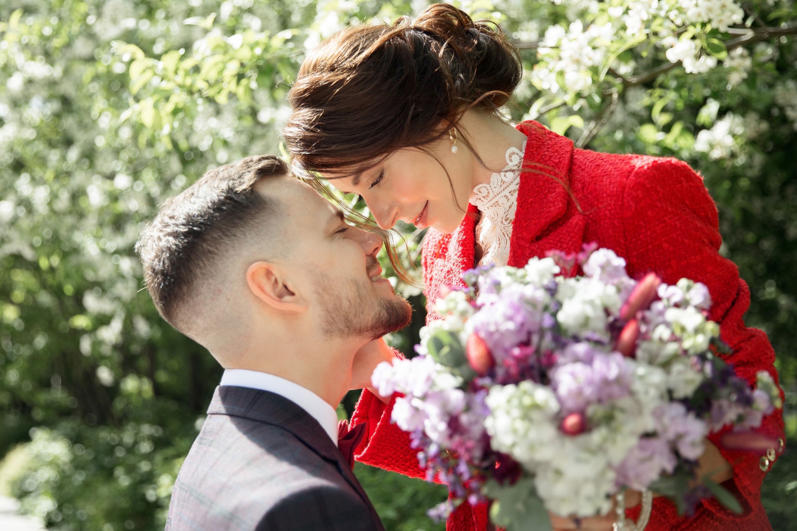 красный в образе невесты