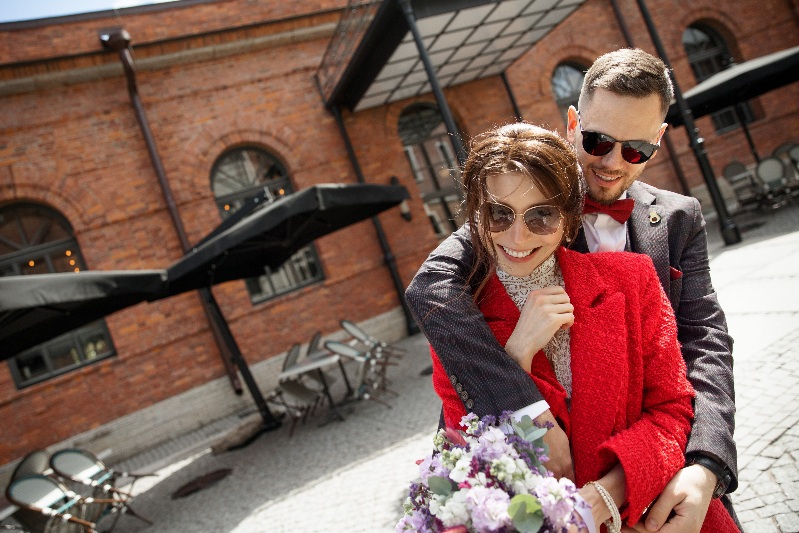 красные акценты невесты и жениха