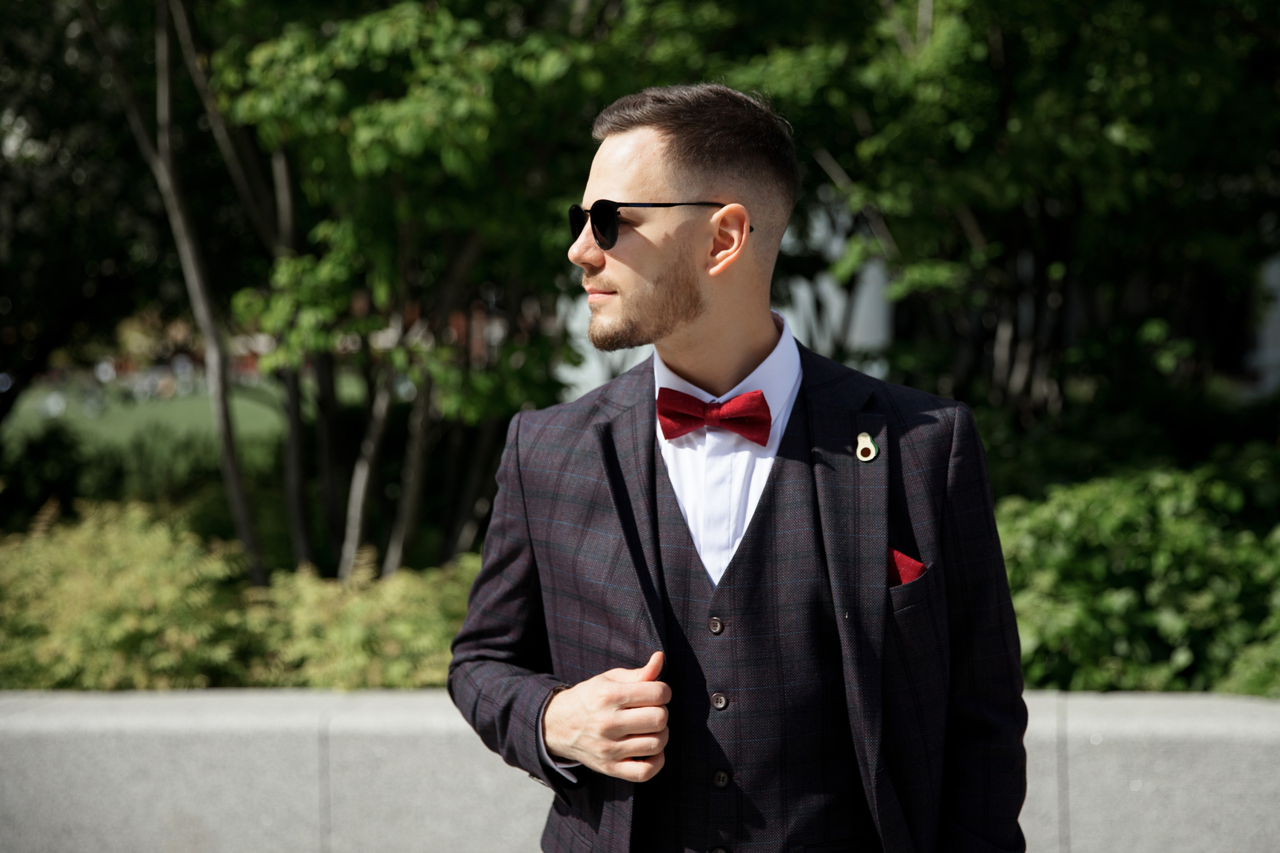 портрет жениха в очках