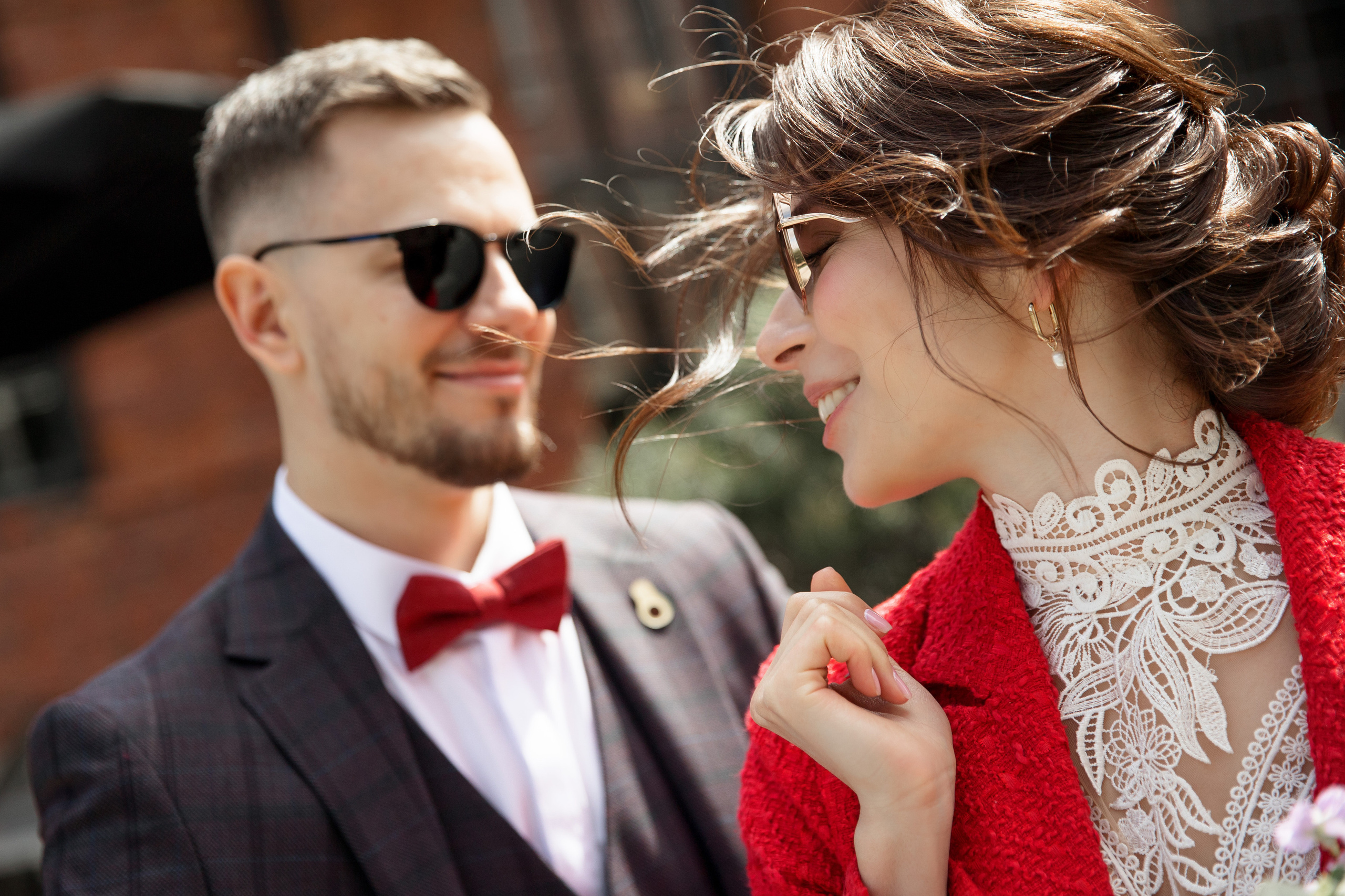 красные акценты невесты и жениха