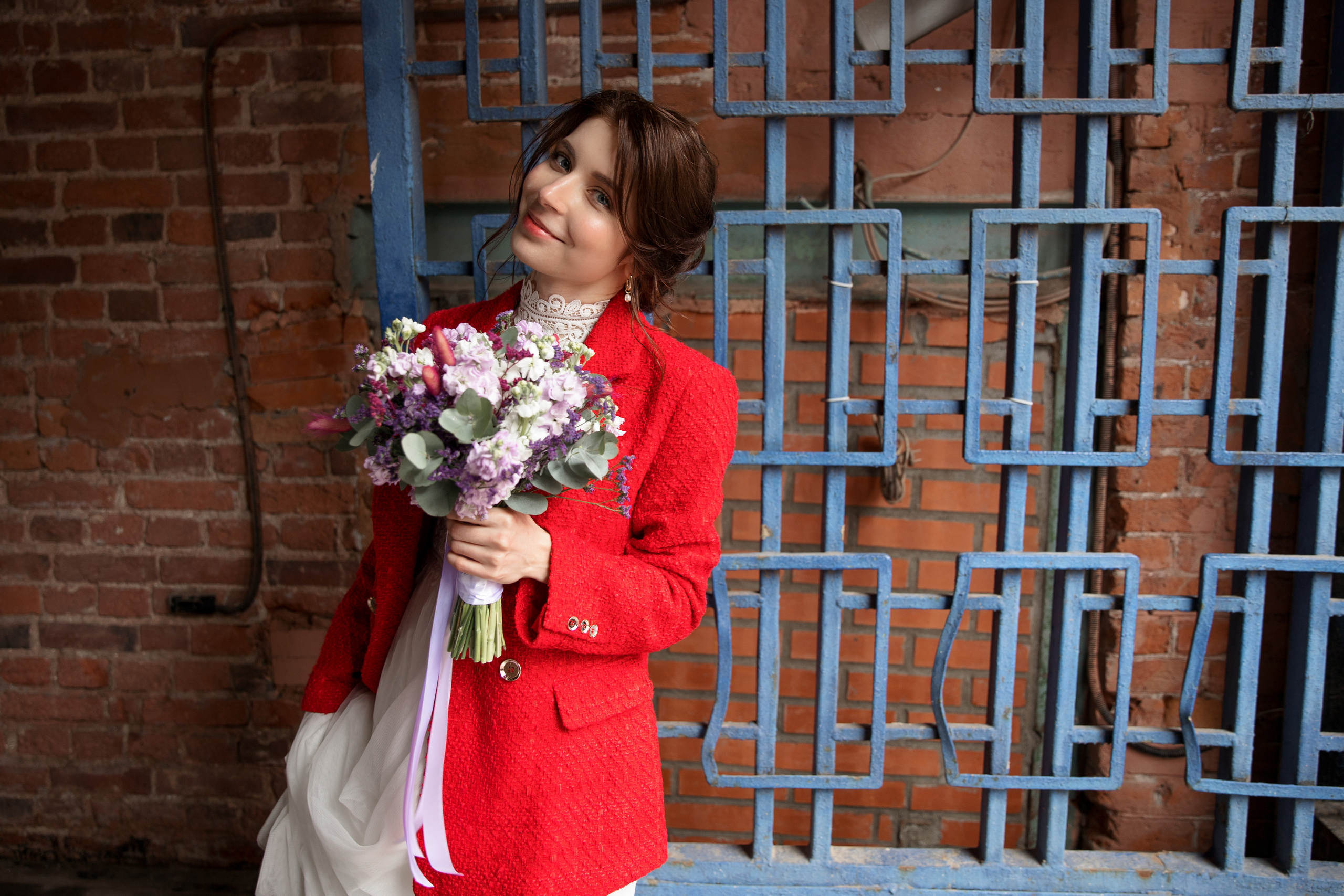 красный в образе невесты