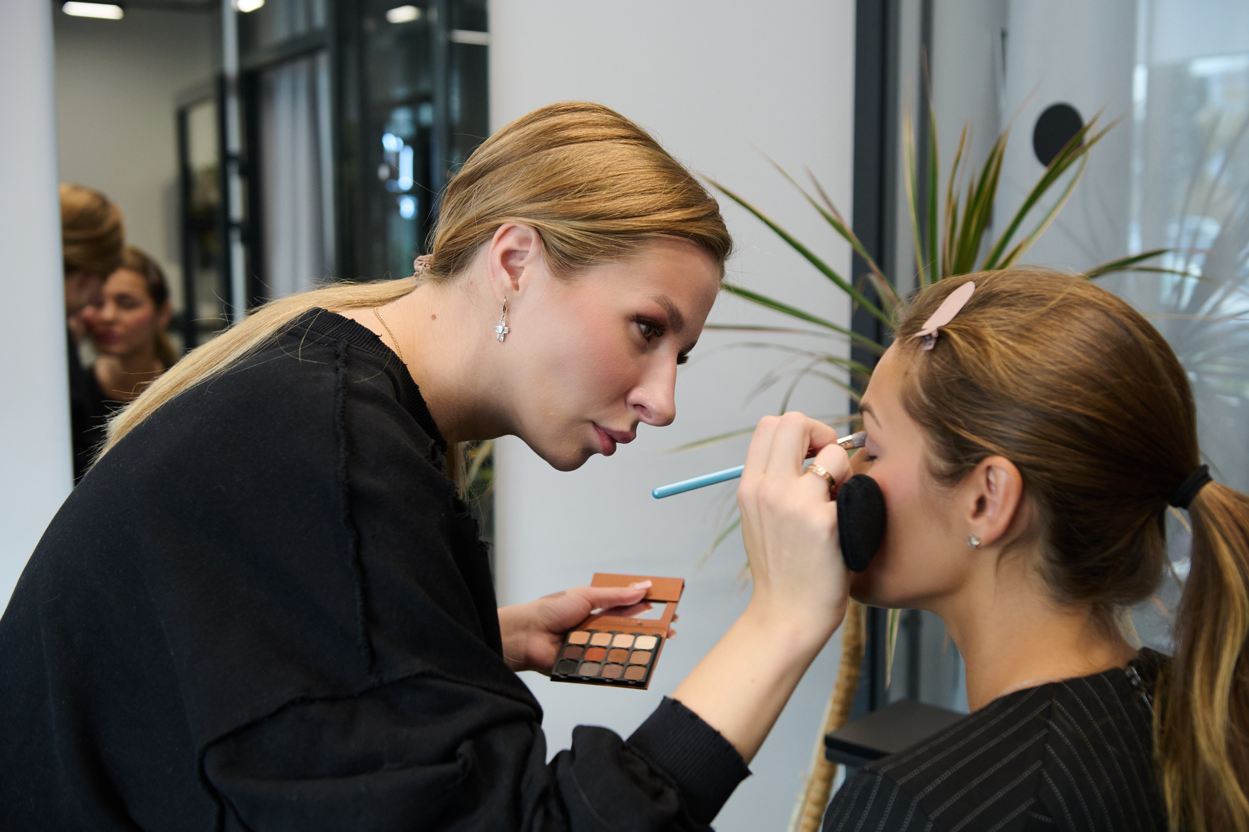 Фотосессия в салоне красоты. Подготовка моделей к съемкам. Репортажный и семейный фотограф — Шелихов Сергей