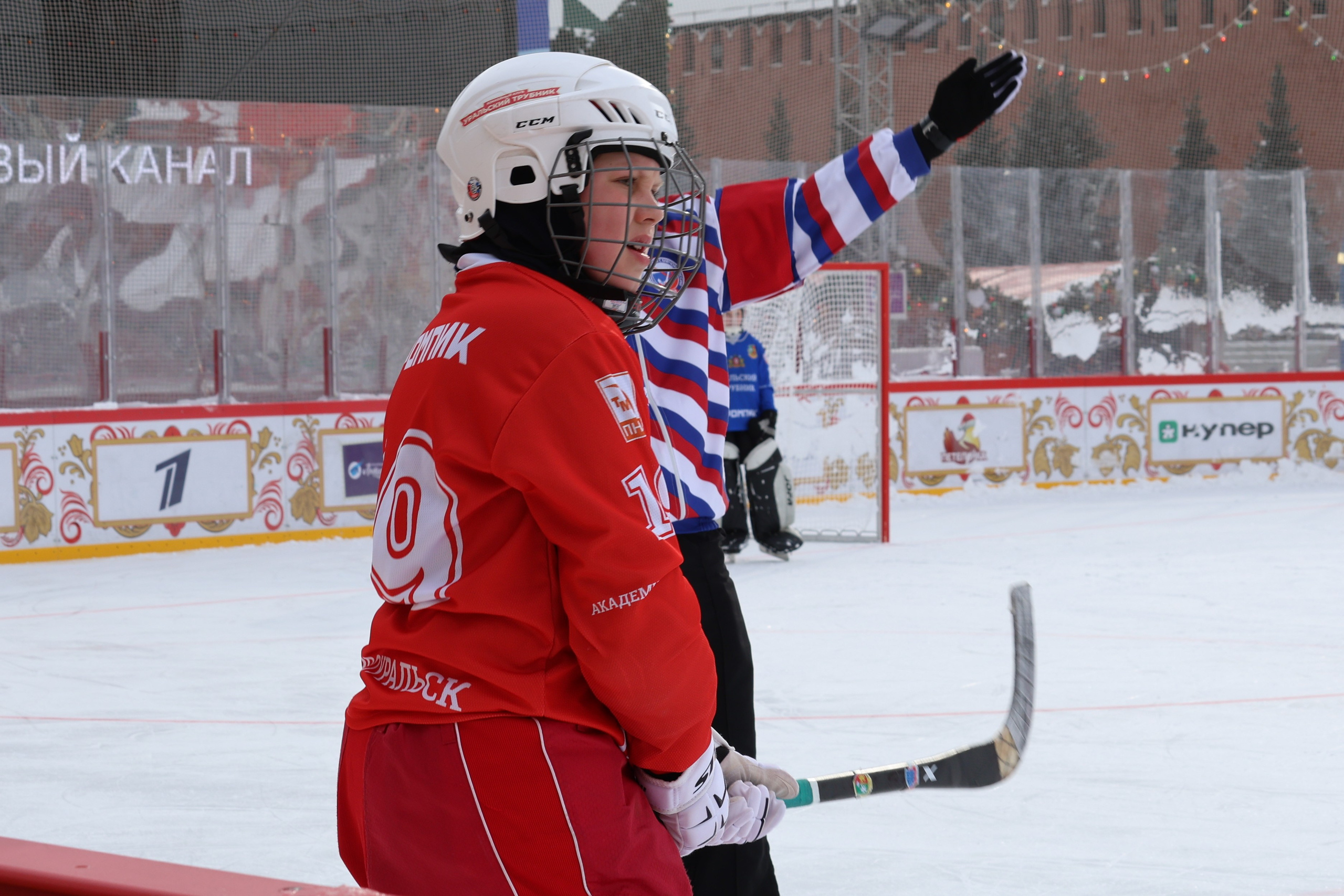 Хоккей с мячем на Красной площади. Фото. Репортажный фотограф, спортивный фотограф в Москве и области