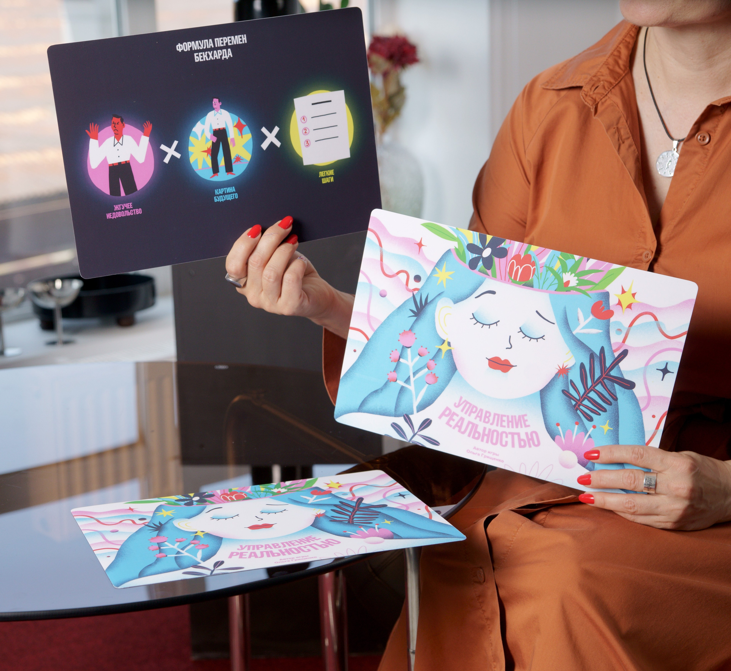 Контент съемка - женщина с инвентарем крупным планом