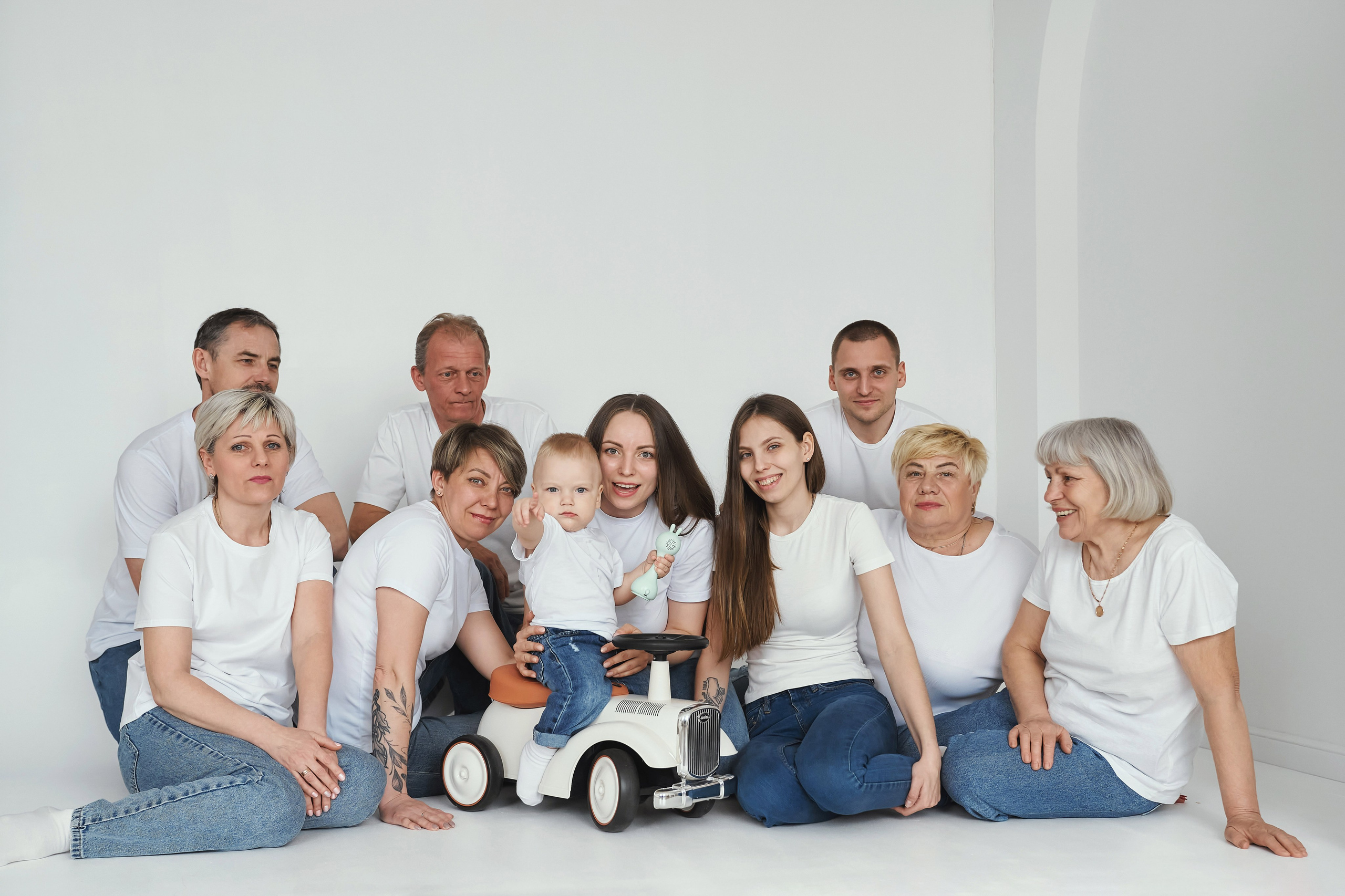 Семейная фотосессия в студии с детьми. Семейный фотограф Евгений Опарин