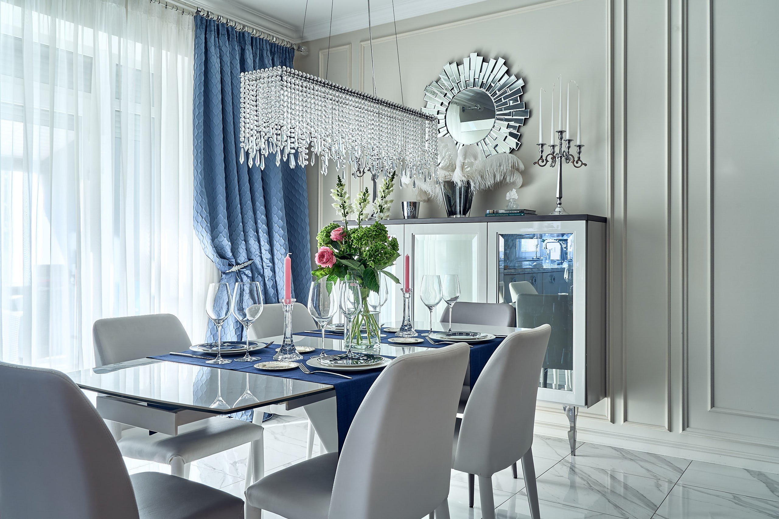 Интерьерная фотография обеденного пространства в гостиной таунхауса в Подмосковье