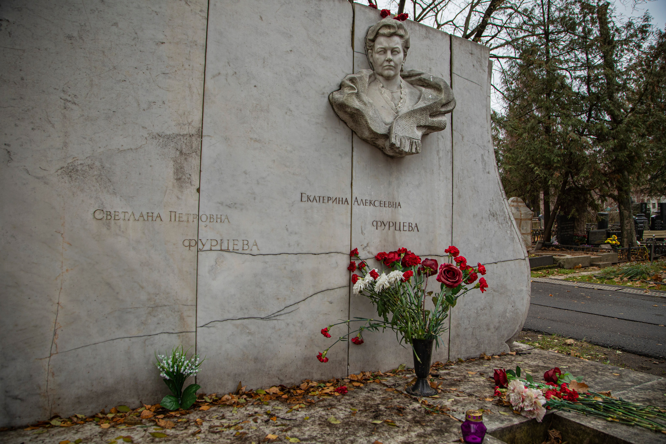 Осенняя прогулка по Новодевичьему кладбищу. Фотограф Сергей Ловкий