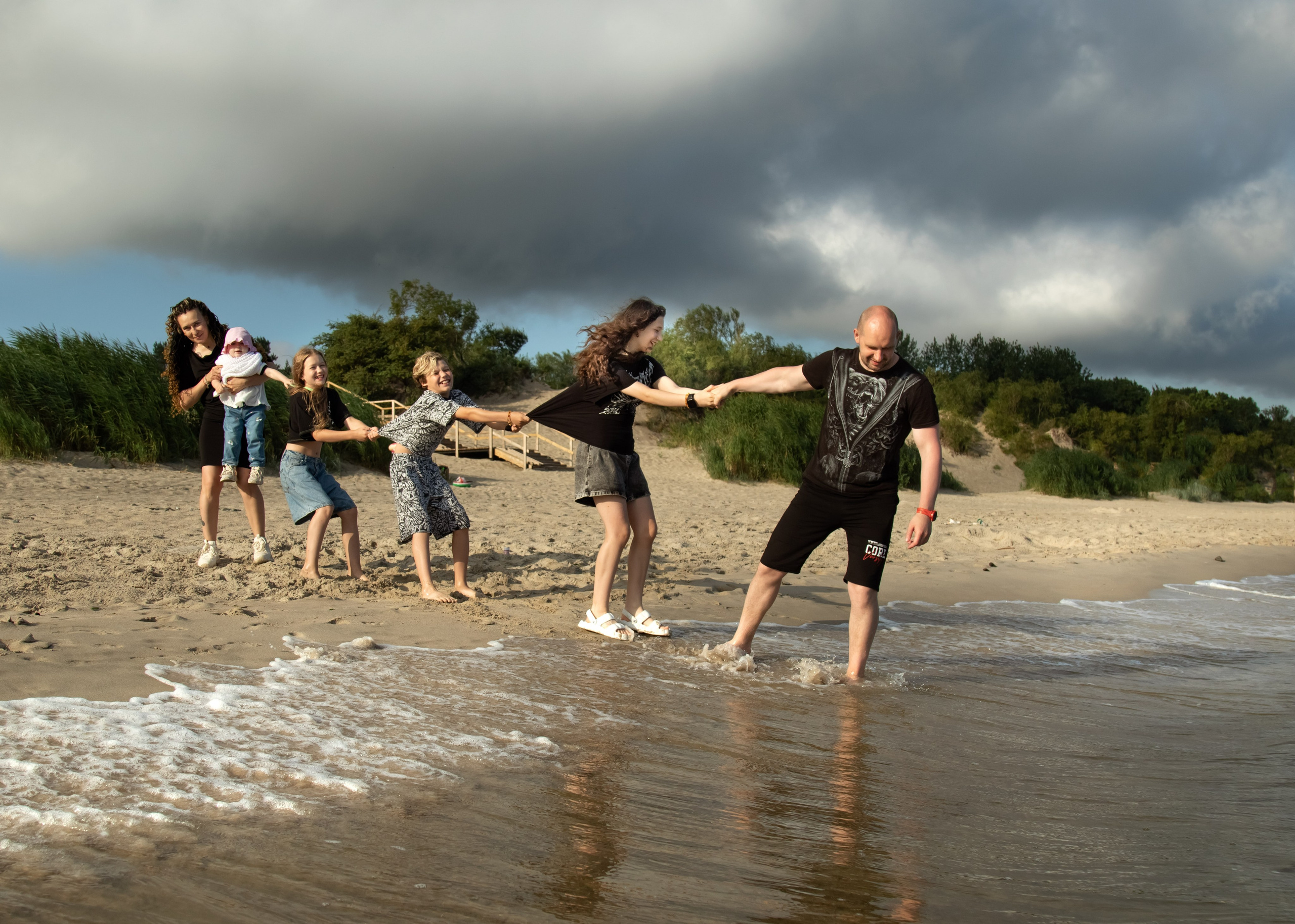 большая семья на пляже