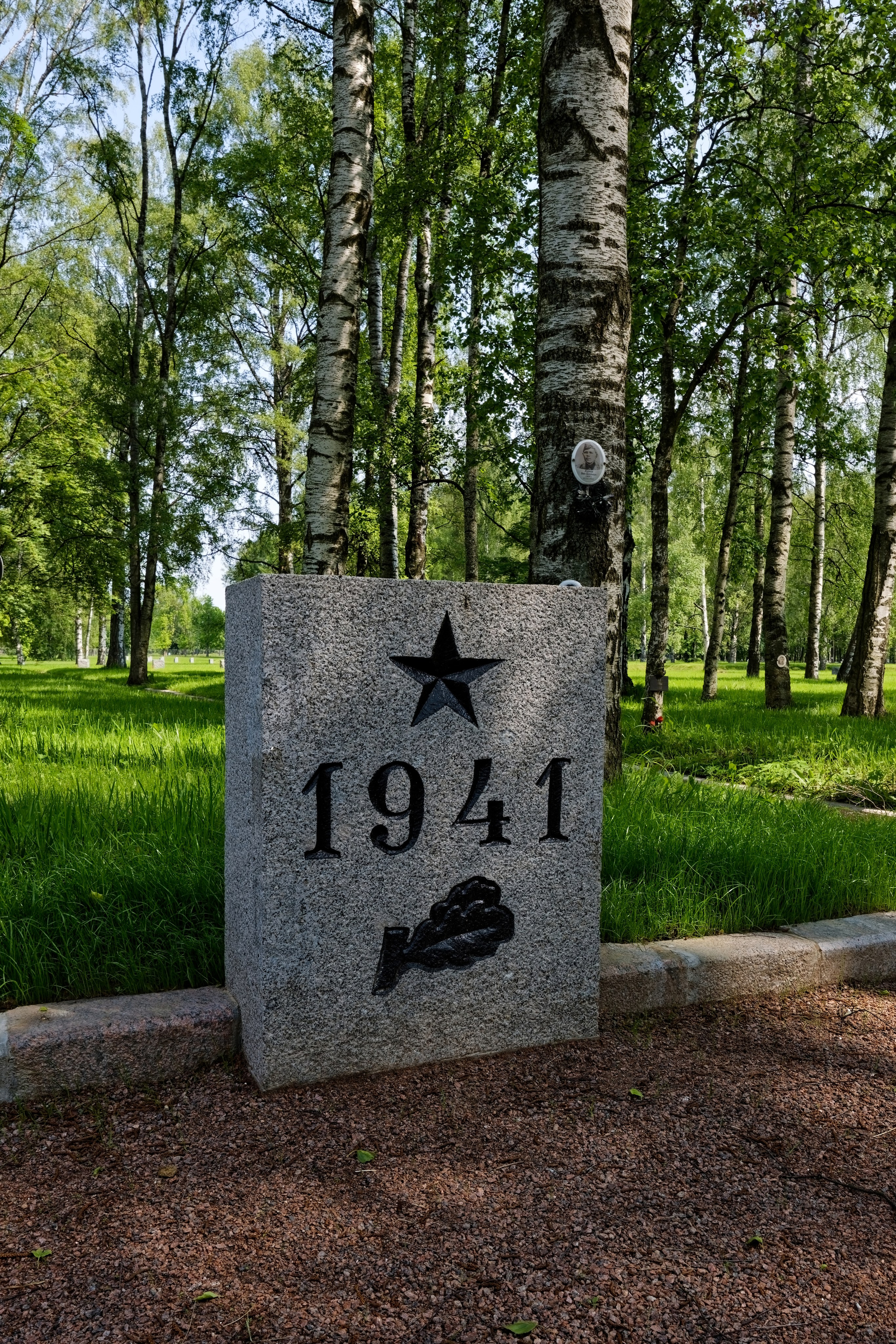Захоронение военнослужащих, 1941 год. Пискаревское мемориальное кладбище. Санкт-Петербург, проспект Непокорённых, 72.