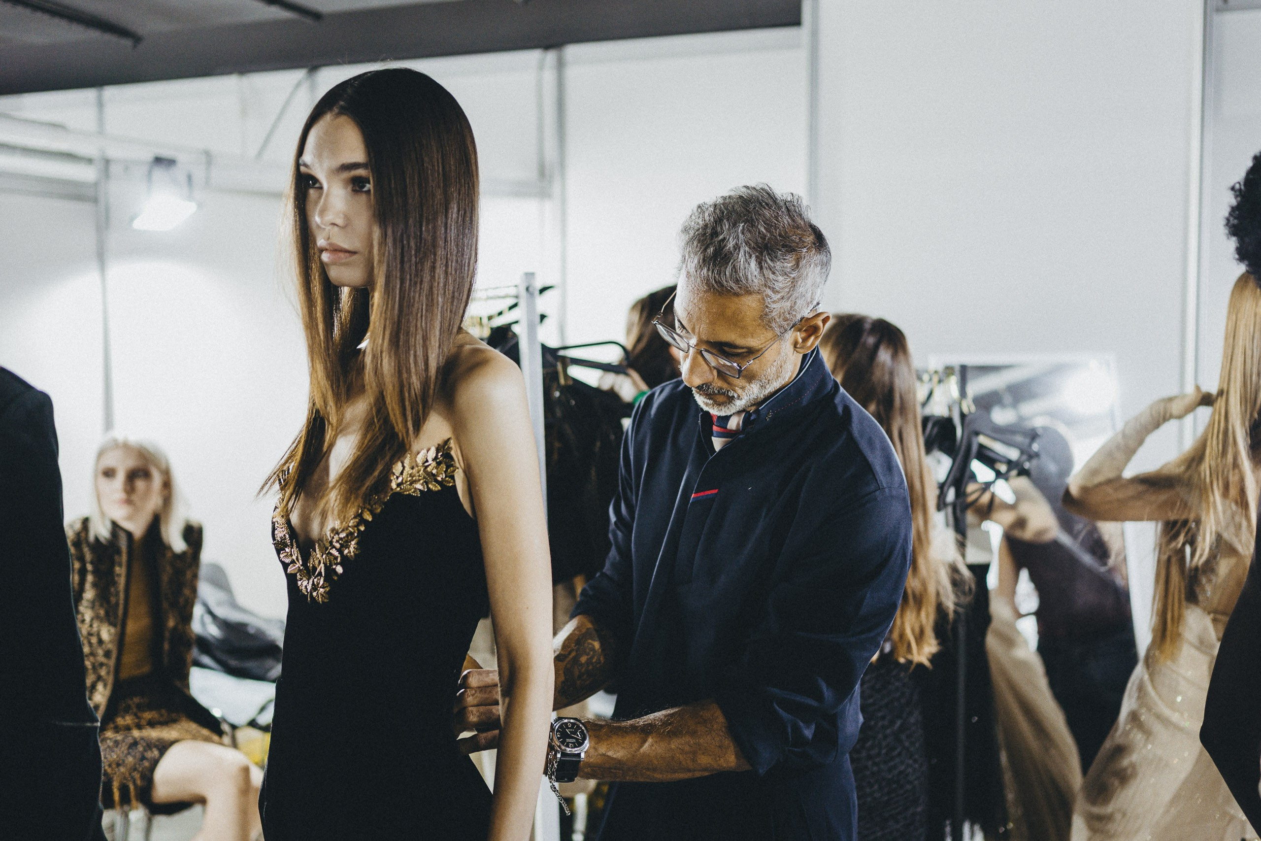 Бэкстейдж показа дизайнера Shantnu Nikhil на MFW 2025