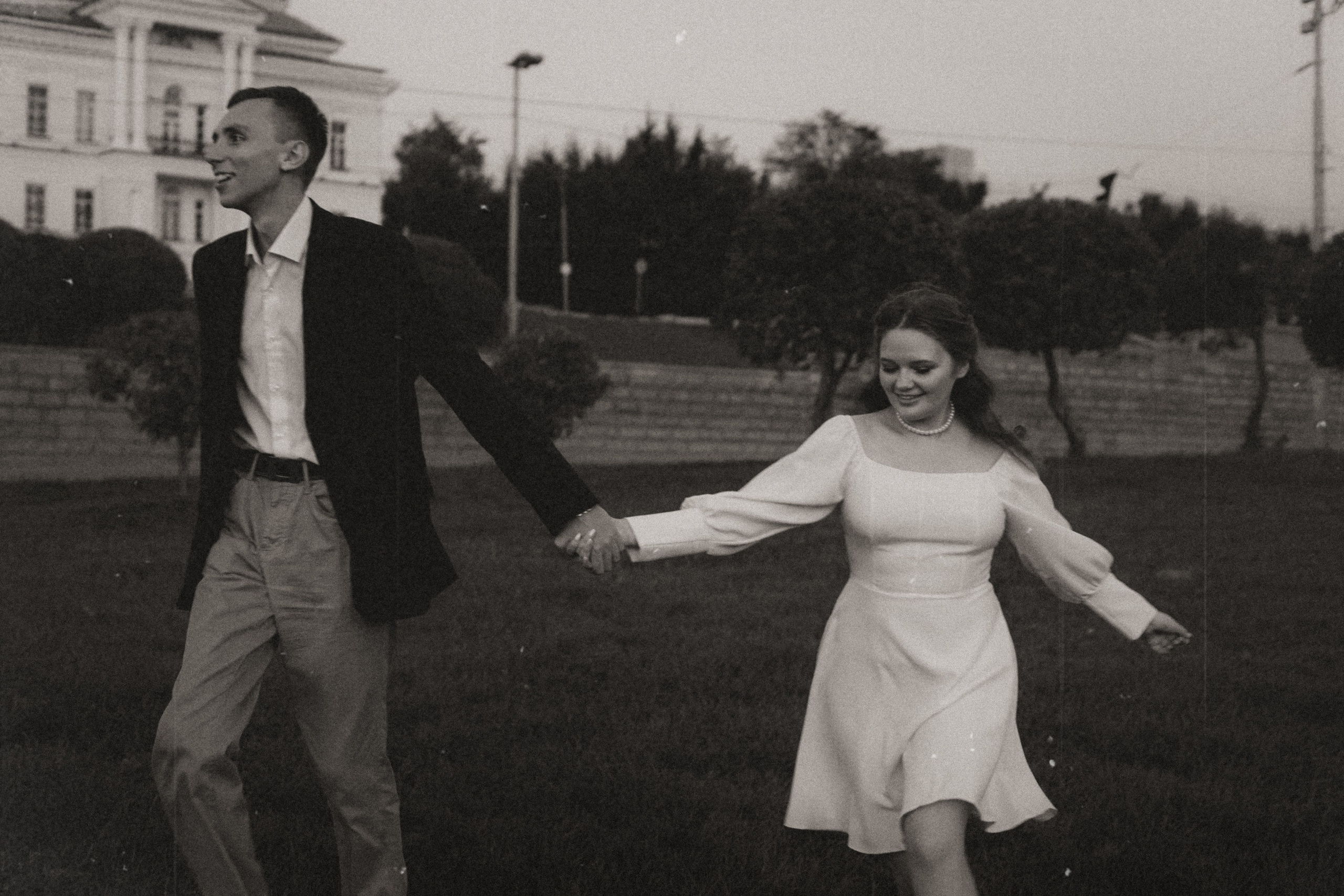 Пара бежит держась за руки. Love story Екатеринбург