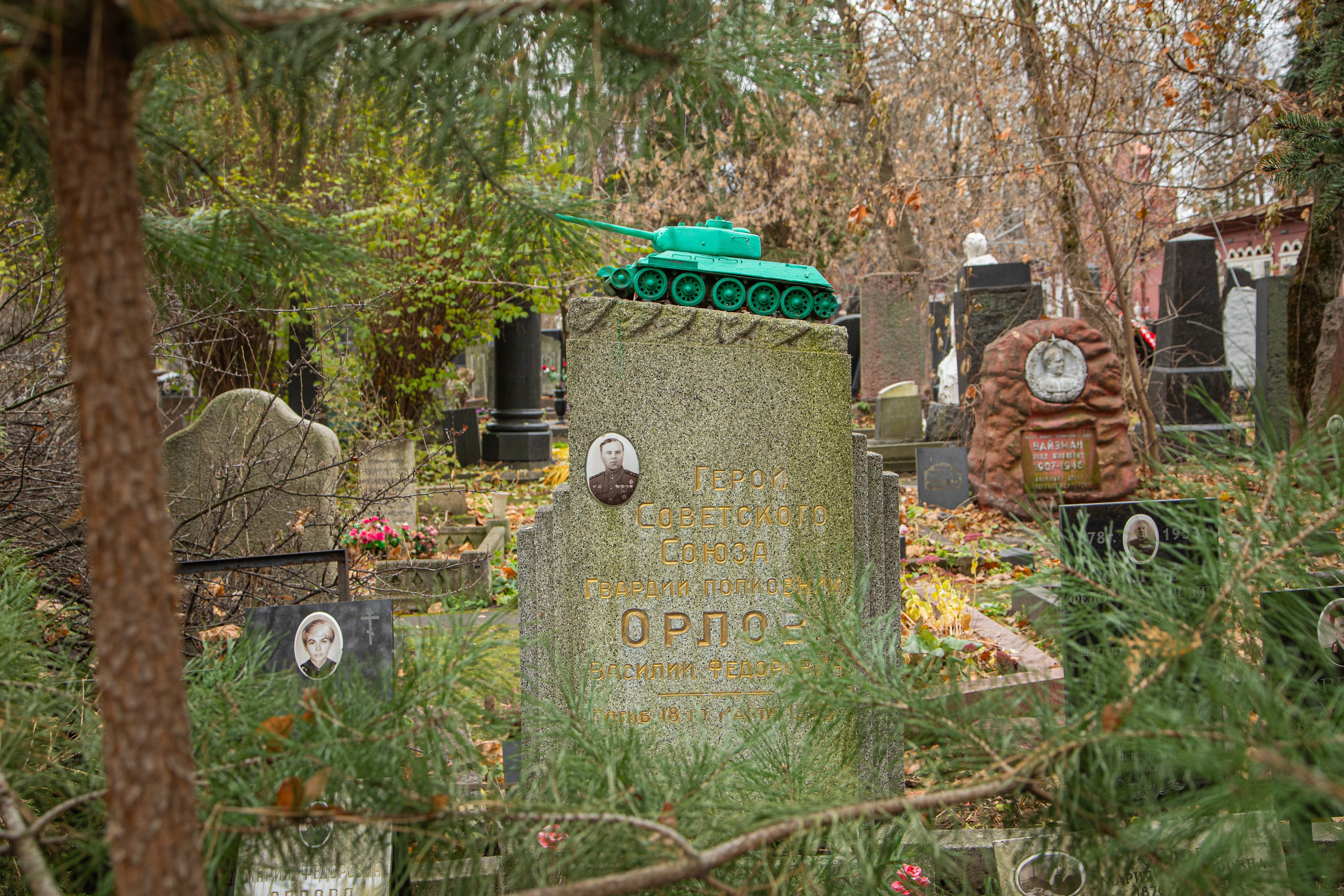 Осенняя прогулка по Новодевичьему кладбищу. Фотограф Сергей Ловкий