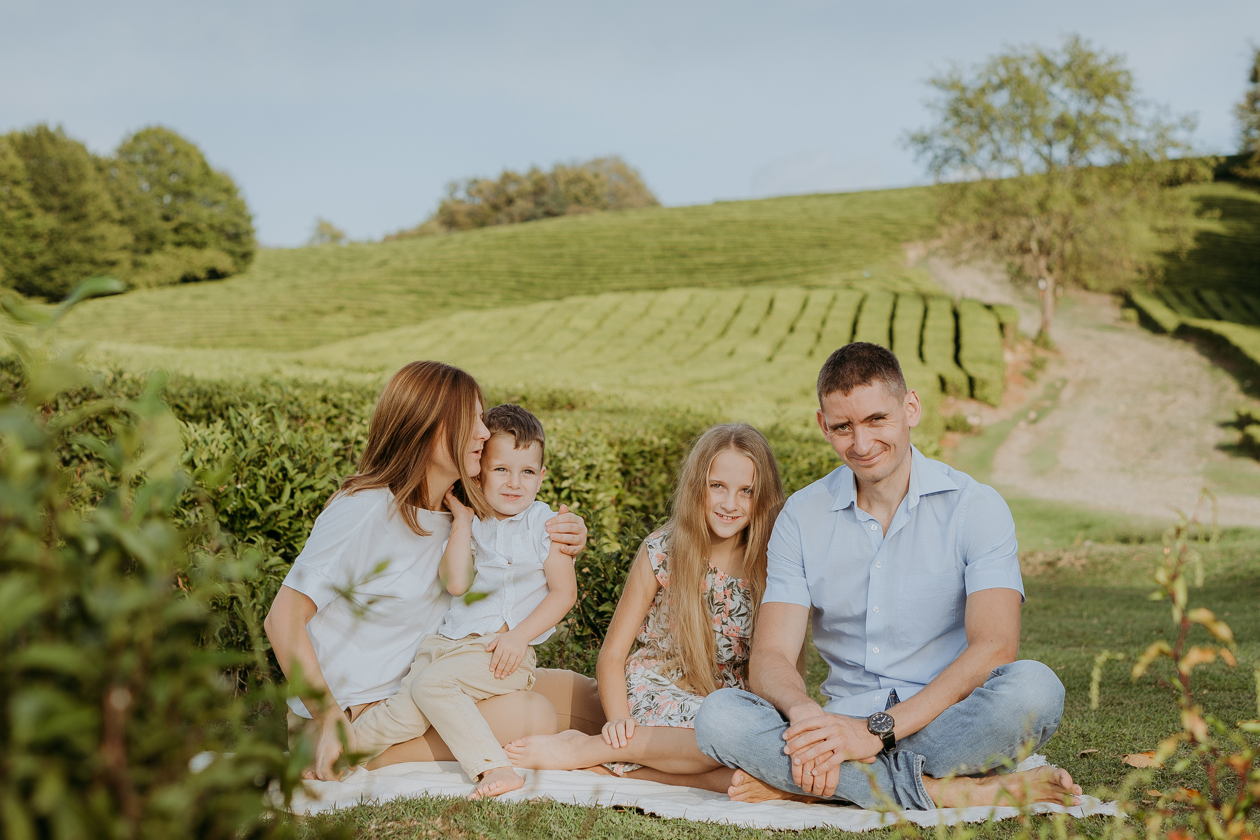Наталья, Тимур, Элина и Максим. Семейная фотосессия на чайных плантациях. Фотограф в Сочи и Абхазии | Фототуры | September Air