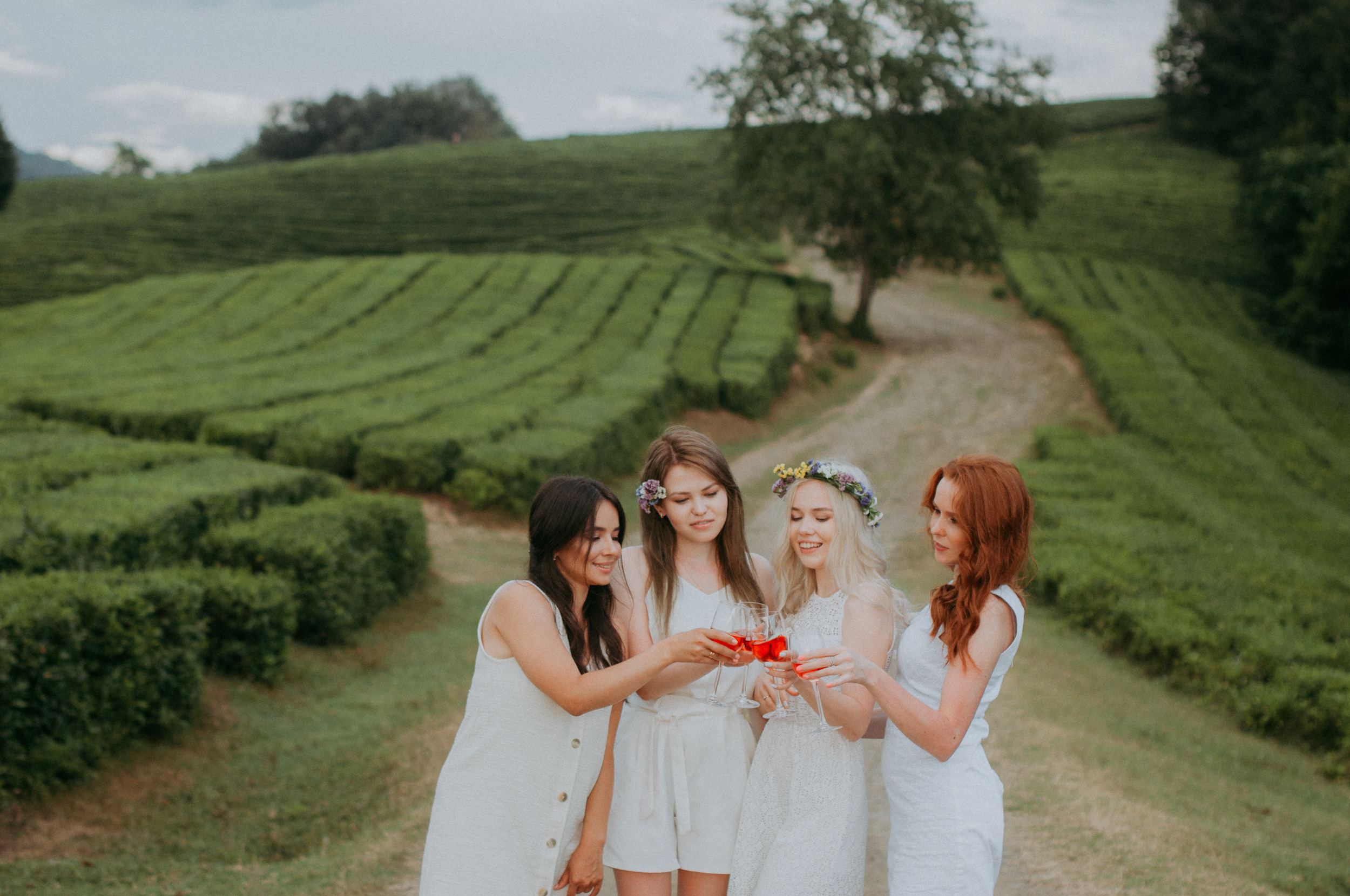 Четыре девушки в белом отмечают предсвадебный девичник на чайных плантациях в Сочи