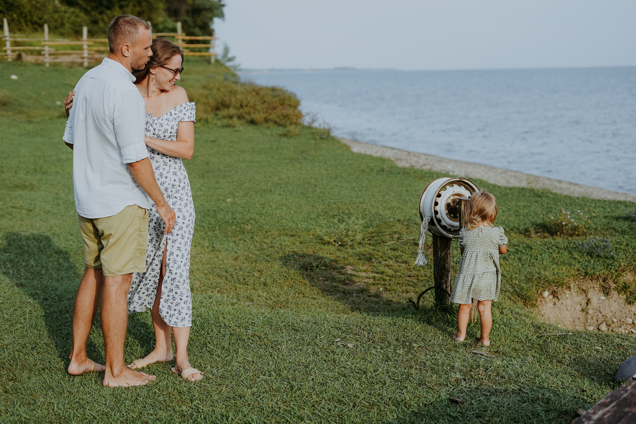 Вика, Сергей и маленькая Саша на берегу моря в Мюссере, Абхазия. Фотограф в Сочи и Абхазии | Фототуры | September Air