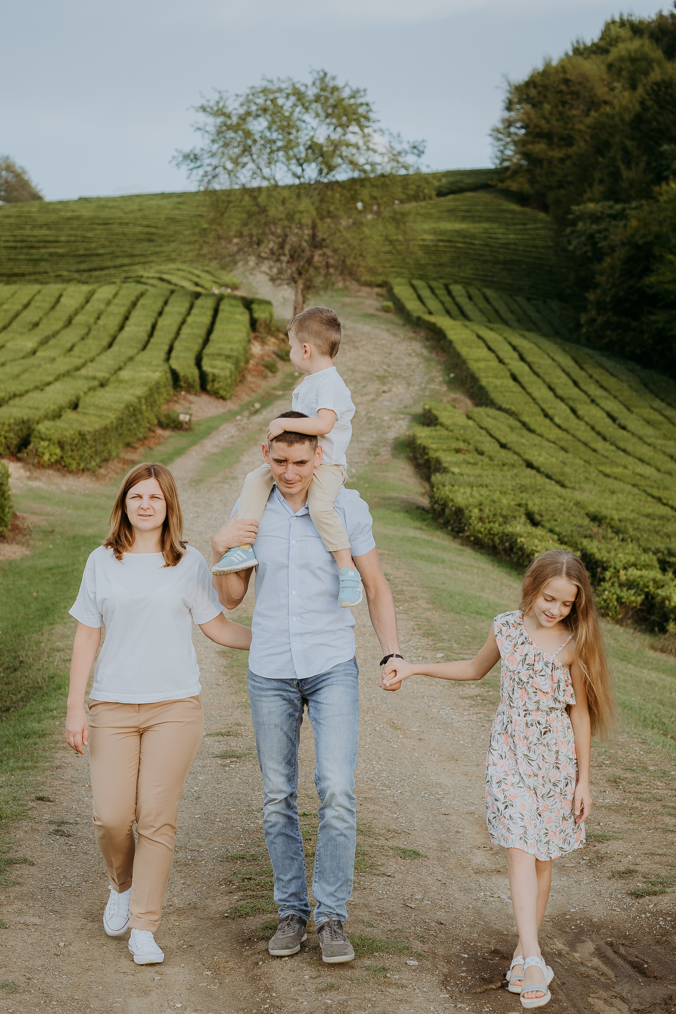Наталья, Тимур, Элина и Максим. Семейная фотосессия на чайных плантациях. Фотограф в Сочи и Абхазии | Фототуры | September Air