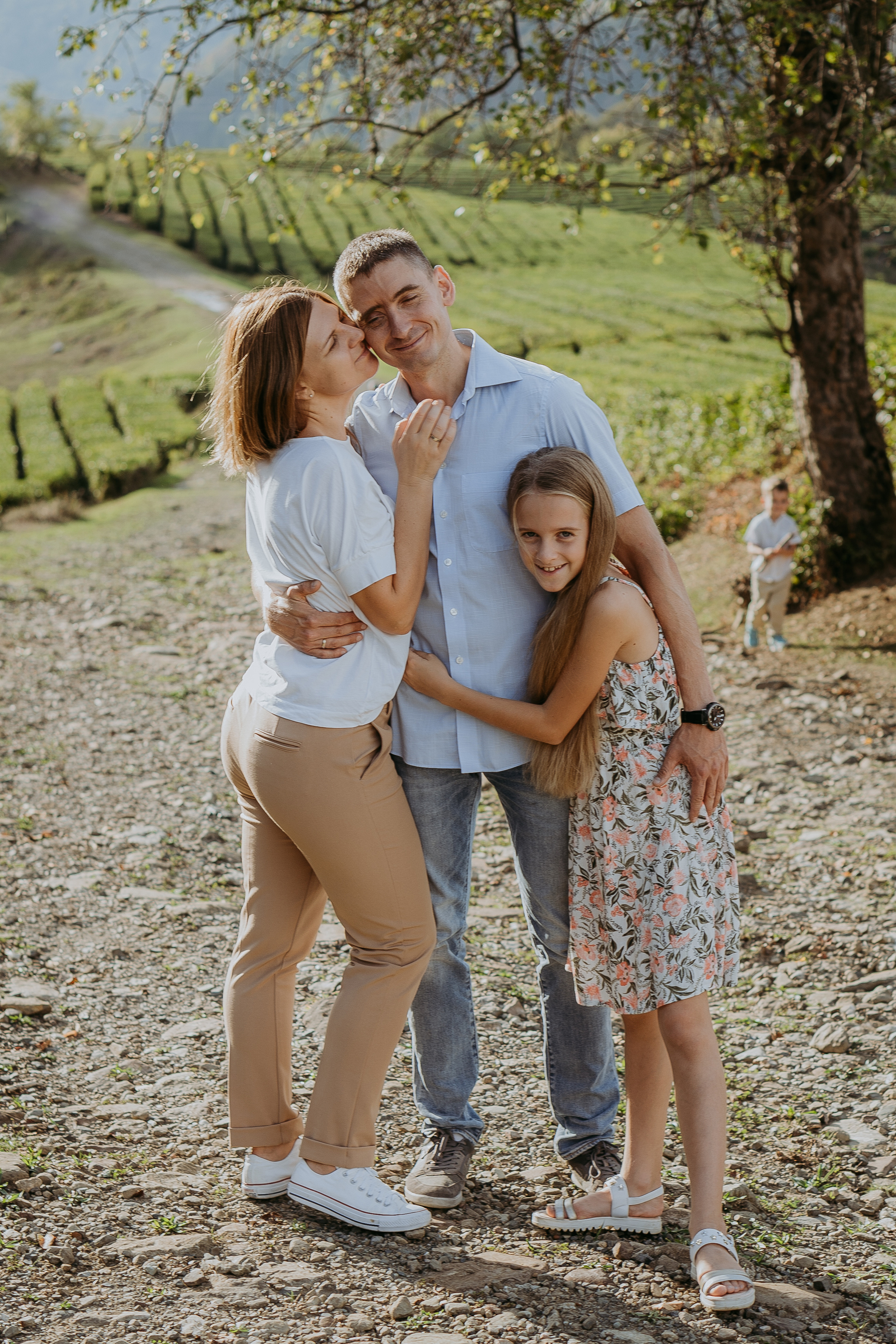 Наталья, Тимур, Элина и Максим. Семейная фотосессия на чайных плантациях. Фотограф в Сочи и Абхазии | Фототуры | September Air