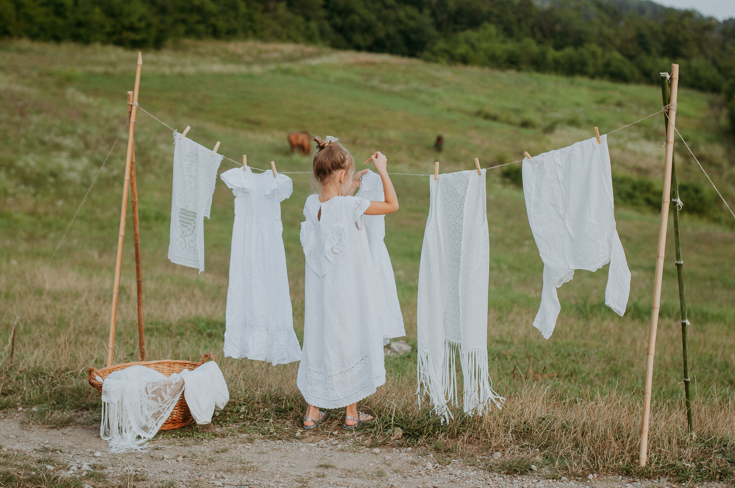 Девочка развешивает сушиться белье на бамбуковой сушилке на Орлиных скалах в Сочи