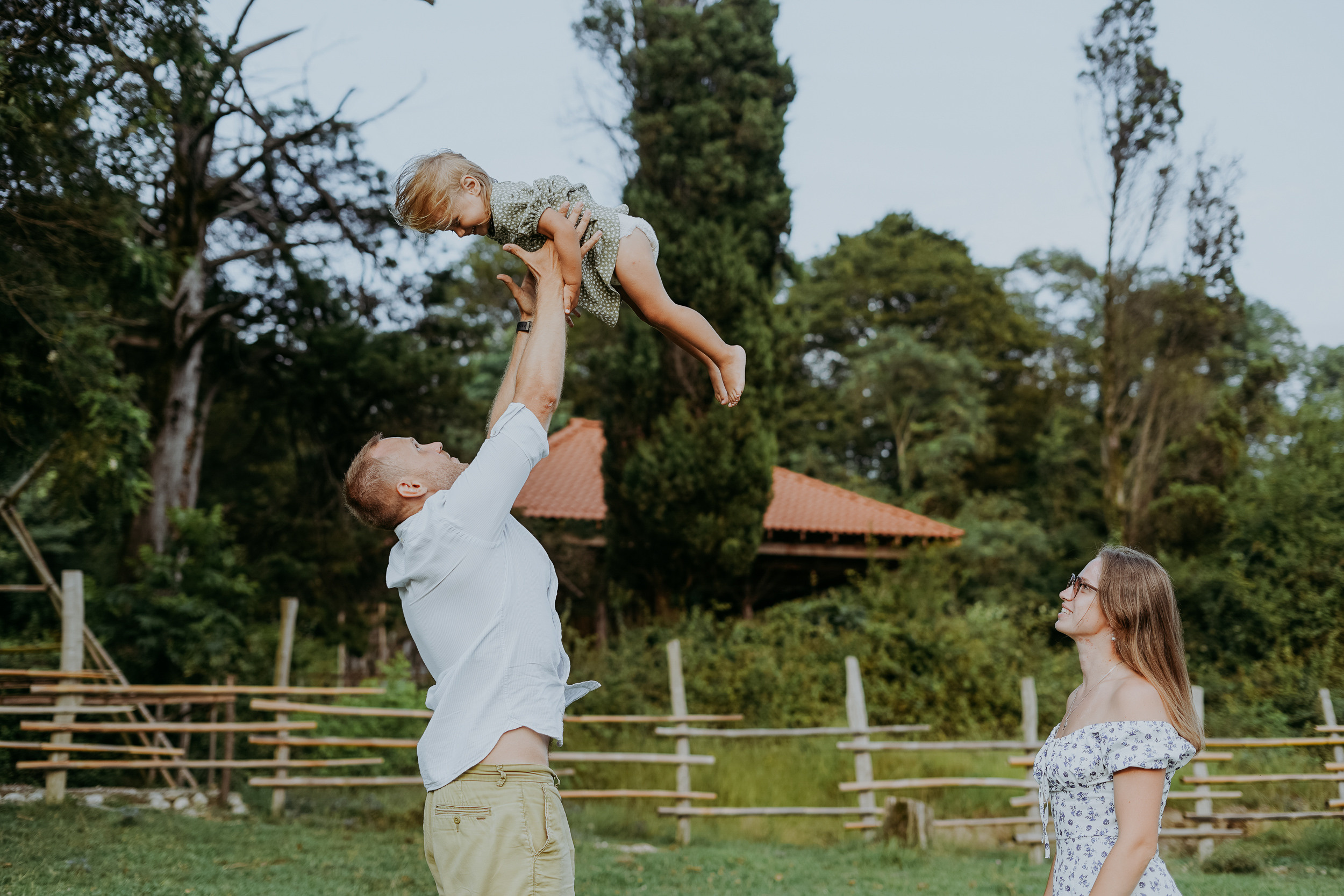 Вика, Сергей и маленькая Саша на берегу моря в Мюссере, Абхазия. Фотограф в Сочи и Абхазии | Фототуры | September Air