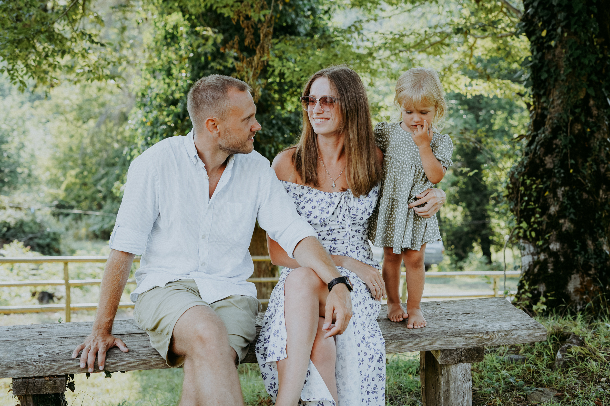 Вика, Сергей и маленькая Саша на берегу моря в Мюссере, Абхазия. Фотограф в Сочи и Абхазии | Фототуры | September Air