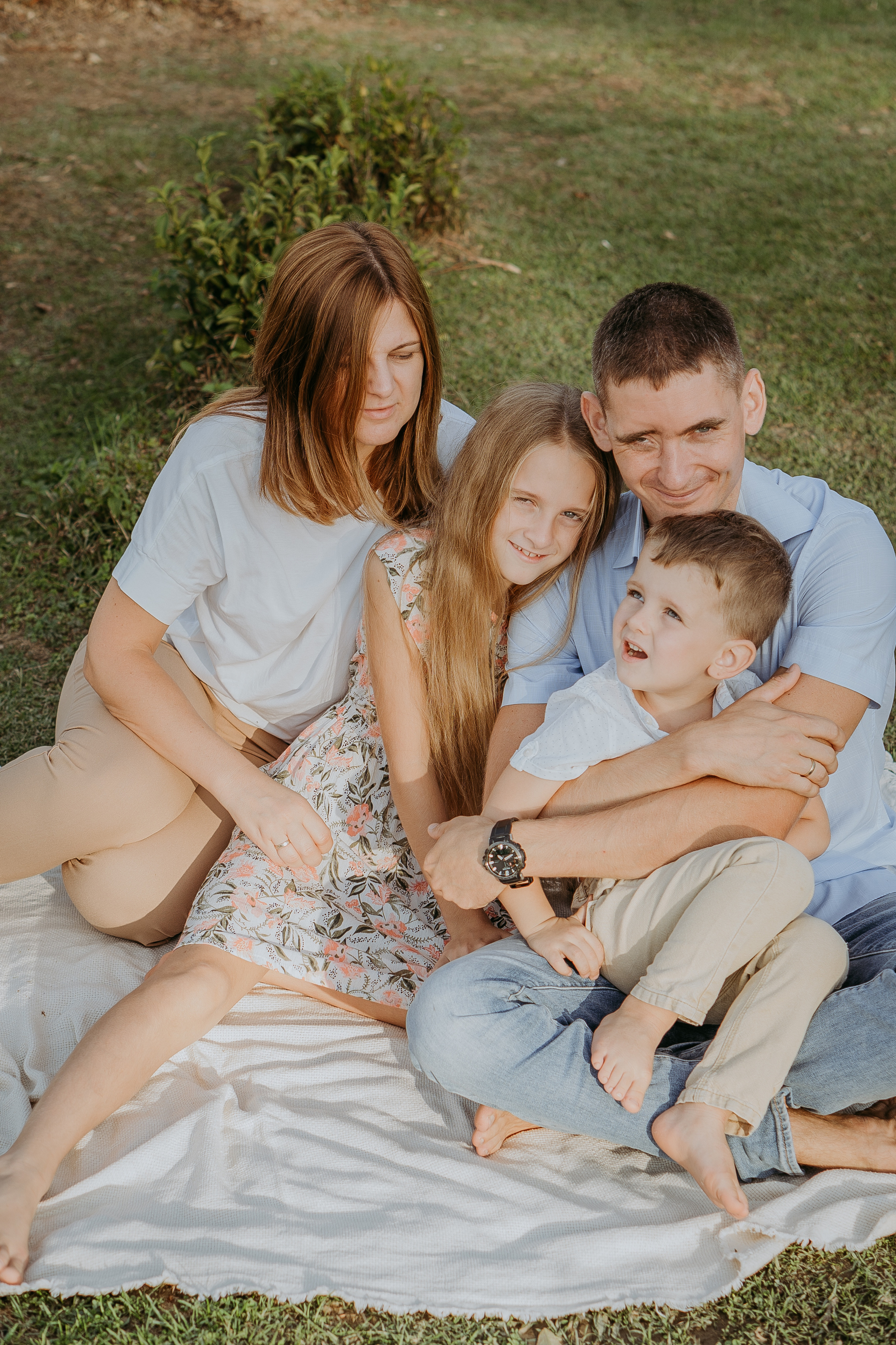 Наталья, Тимур, Элина и Максим. Семейная фотосессия на чайных плантациях. Фотограф в Сочи и Абхазии | Фототуры | September Air