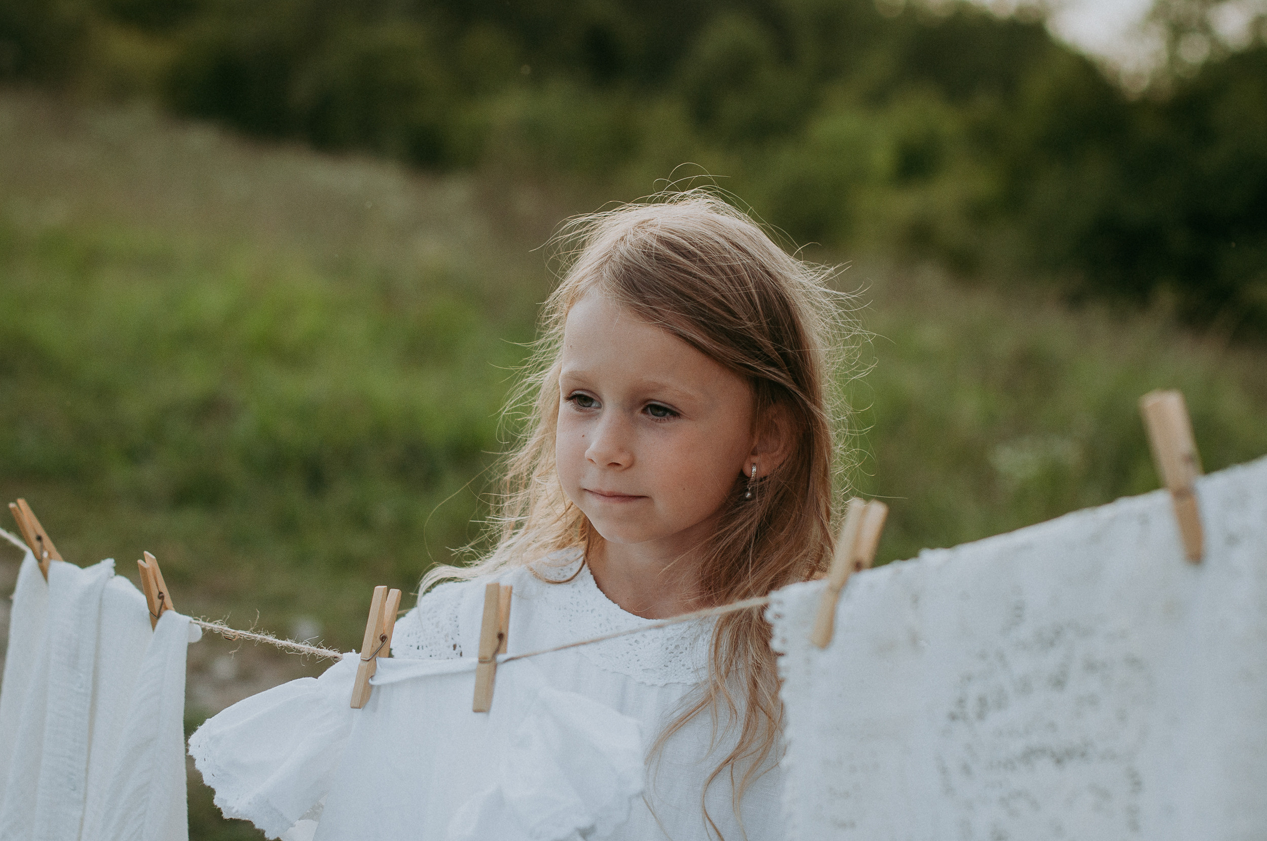 Девочка развешивает сушиться белье на бамбуковой сушилке на Орлиных скалах в Сочи