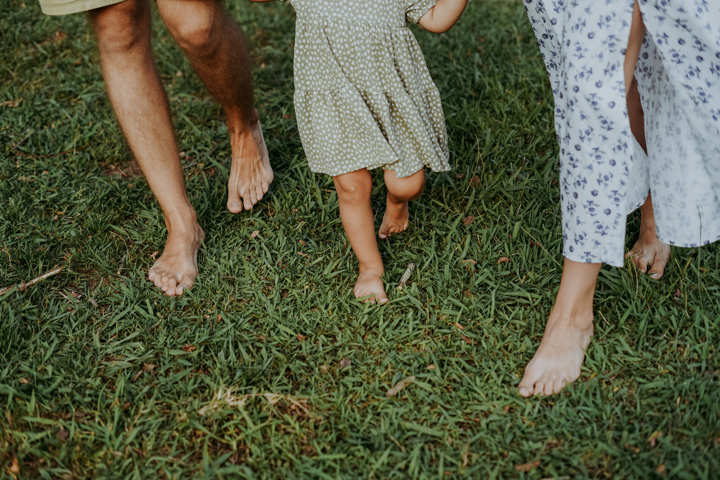 Вика, Сергей и маленькая Саша на берегу моря в Мюссере, Абхазия. Фотограф в Сочи и Абхазии | Фототуры | September Air