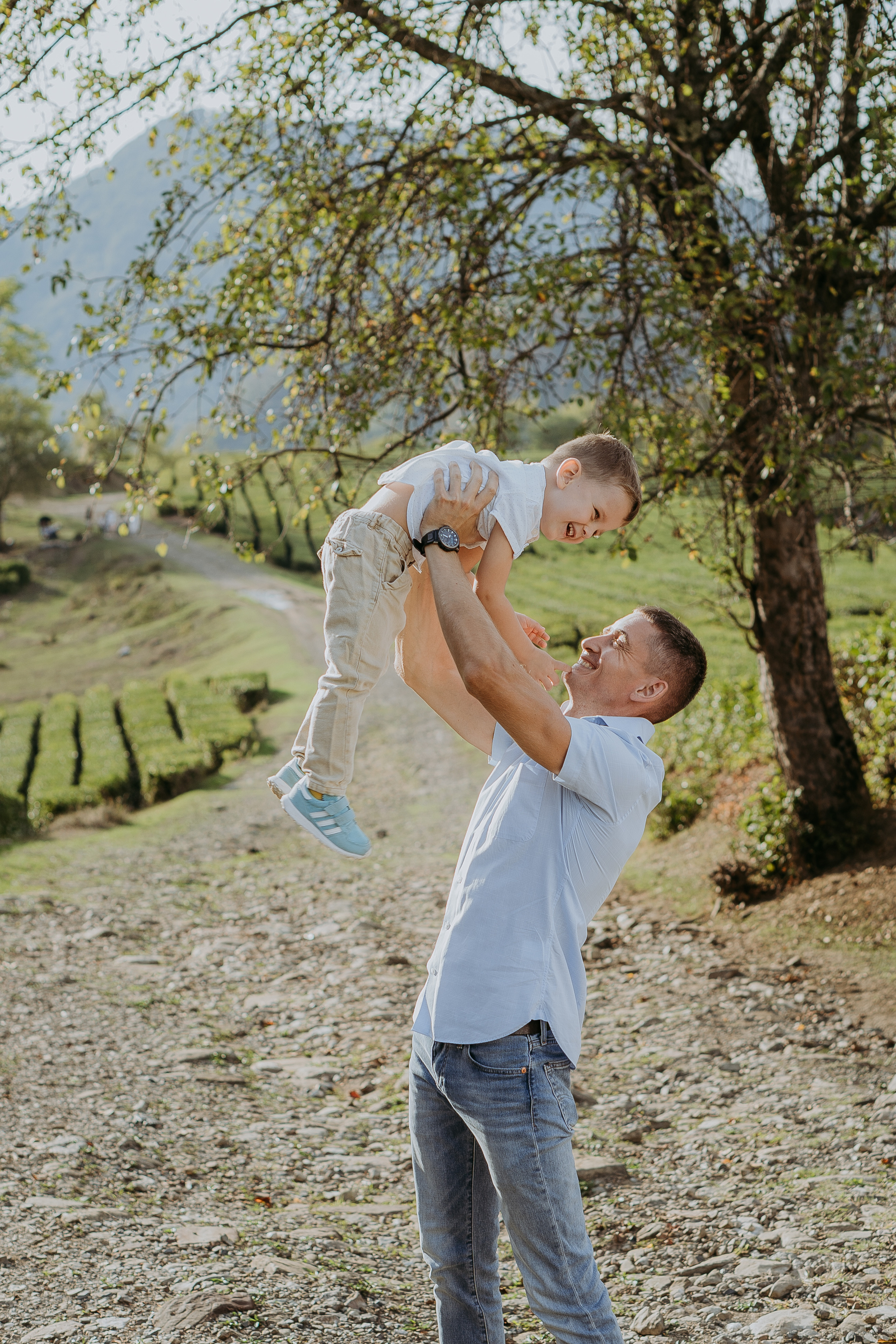 Наталья, Тимур, Элина и Максим. Семейная фотосессия на чайных плантациях. Фотограф в Сочи и Абхазии | Фототуры | September Air