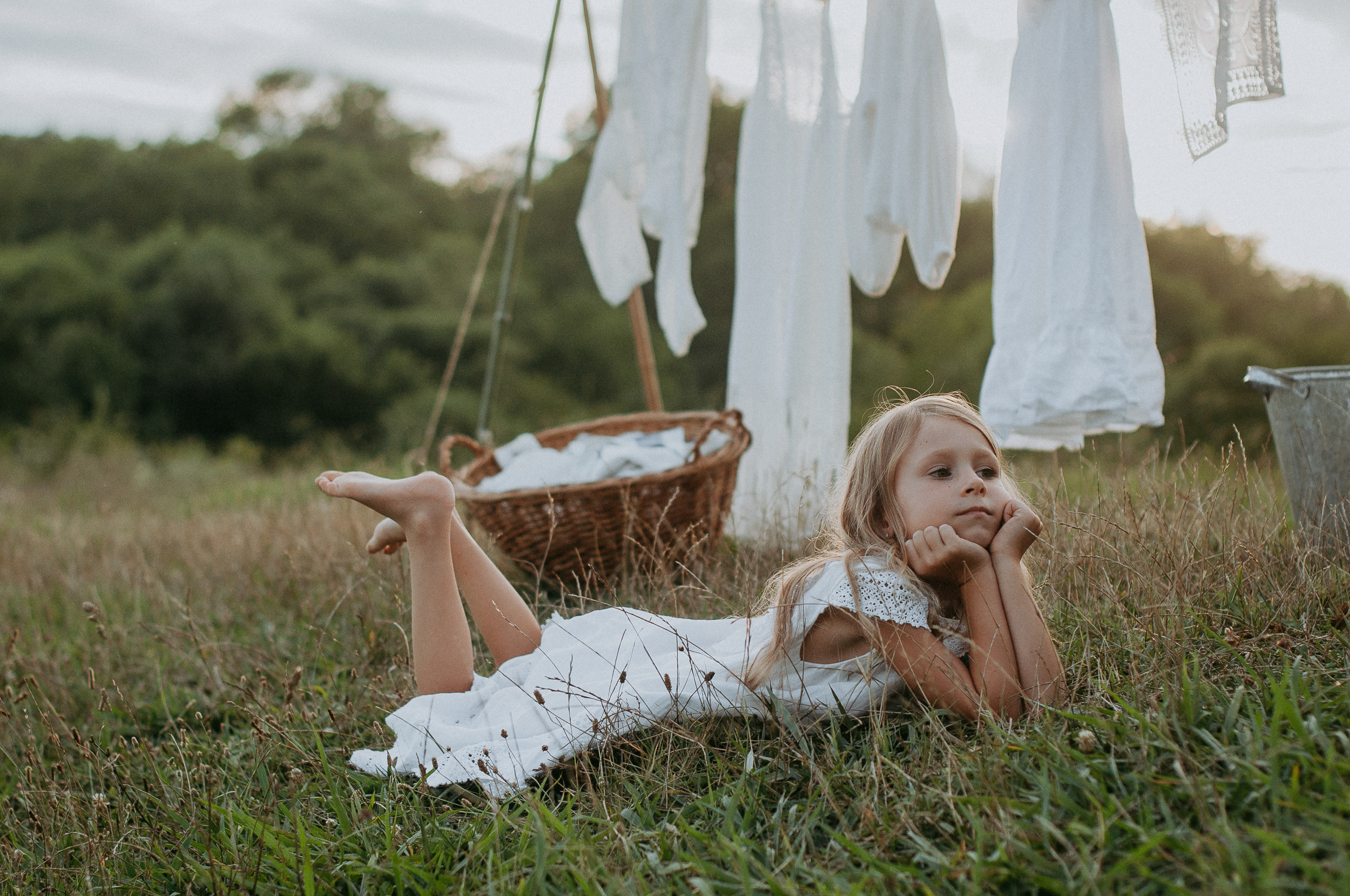 Девочка развешивает сушиться белье на бамбуковой сушилке на Орлиных скалах в Сочи