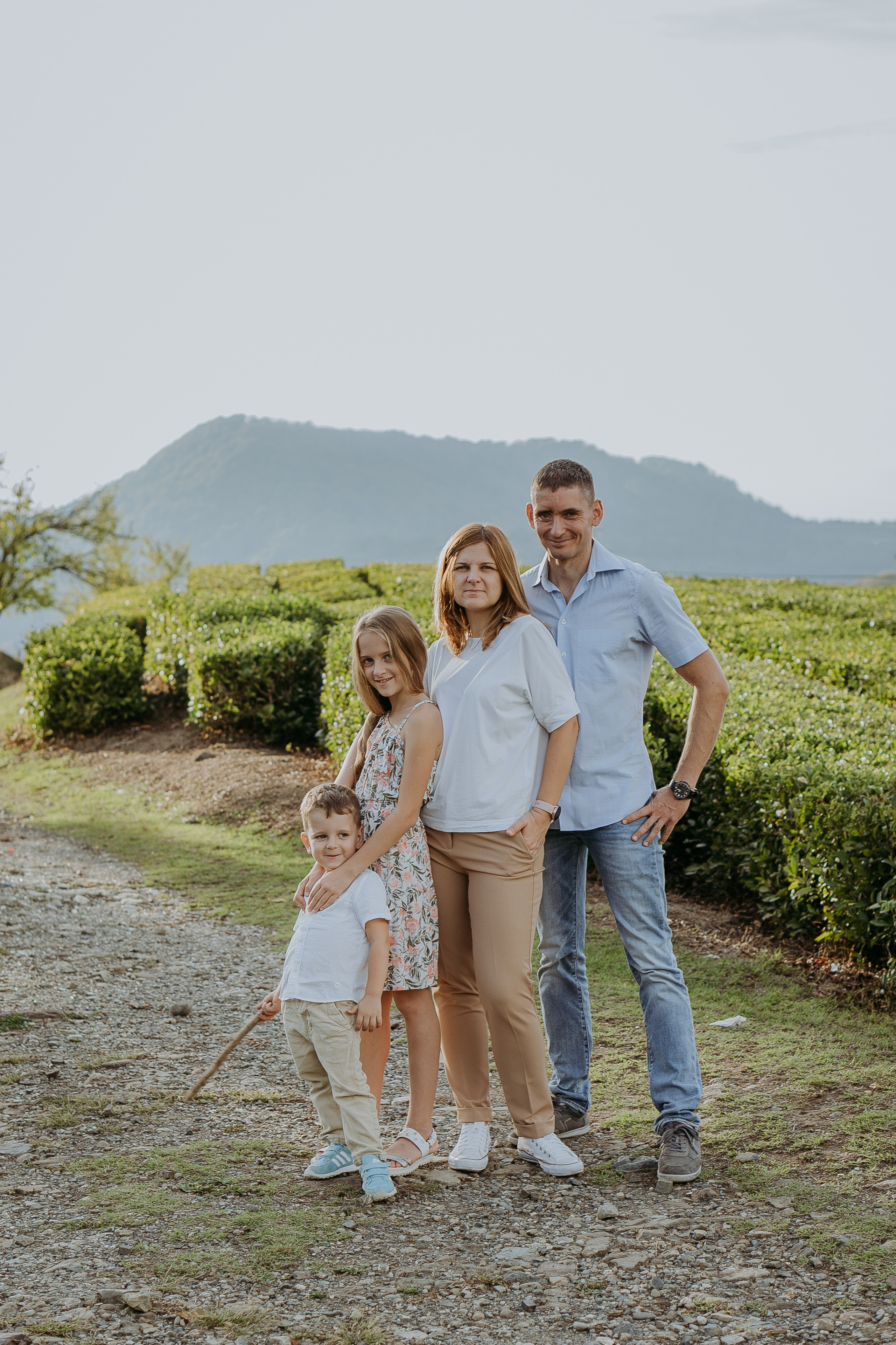 Наталья, Тимур, Элина и Максим. Семейная фотосессия на чайных плантациях. Фотограф в Сочи и Абхазии | Фототуры | September Air