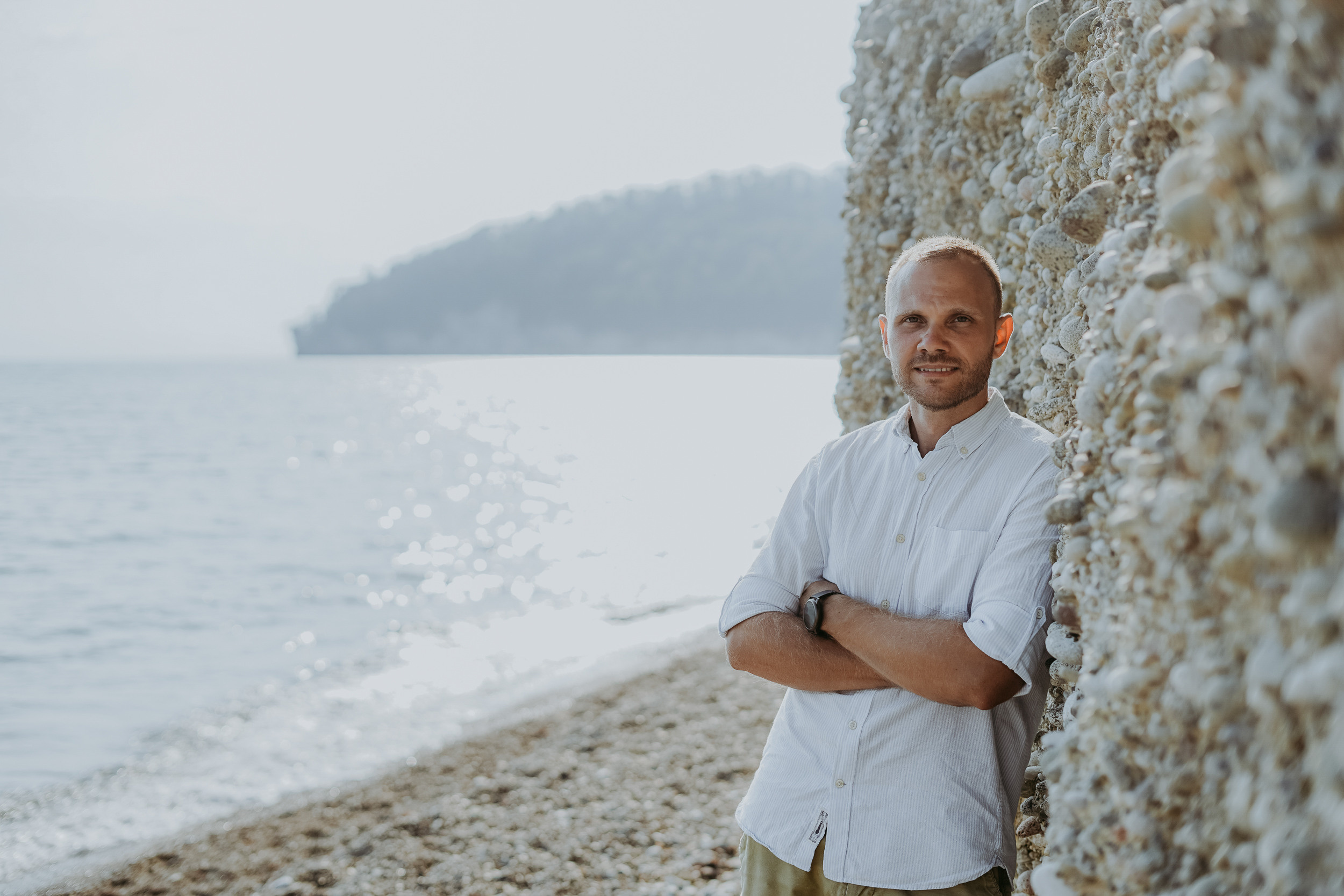 Вика, Сергей и маленькая Саша на берегу моря в Мюссере, Абхазия. Фотограф в Сочи и Абхазии | Фототуры | September Air