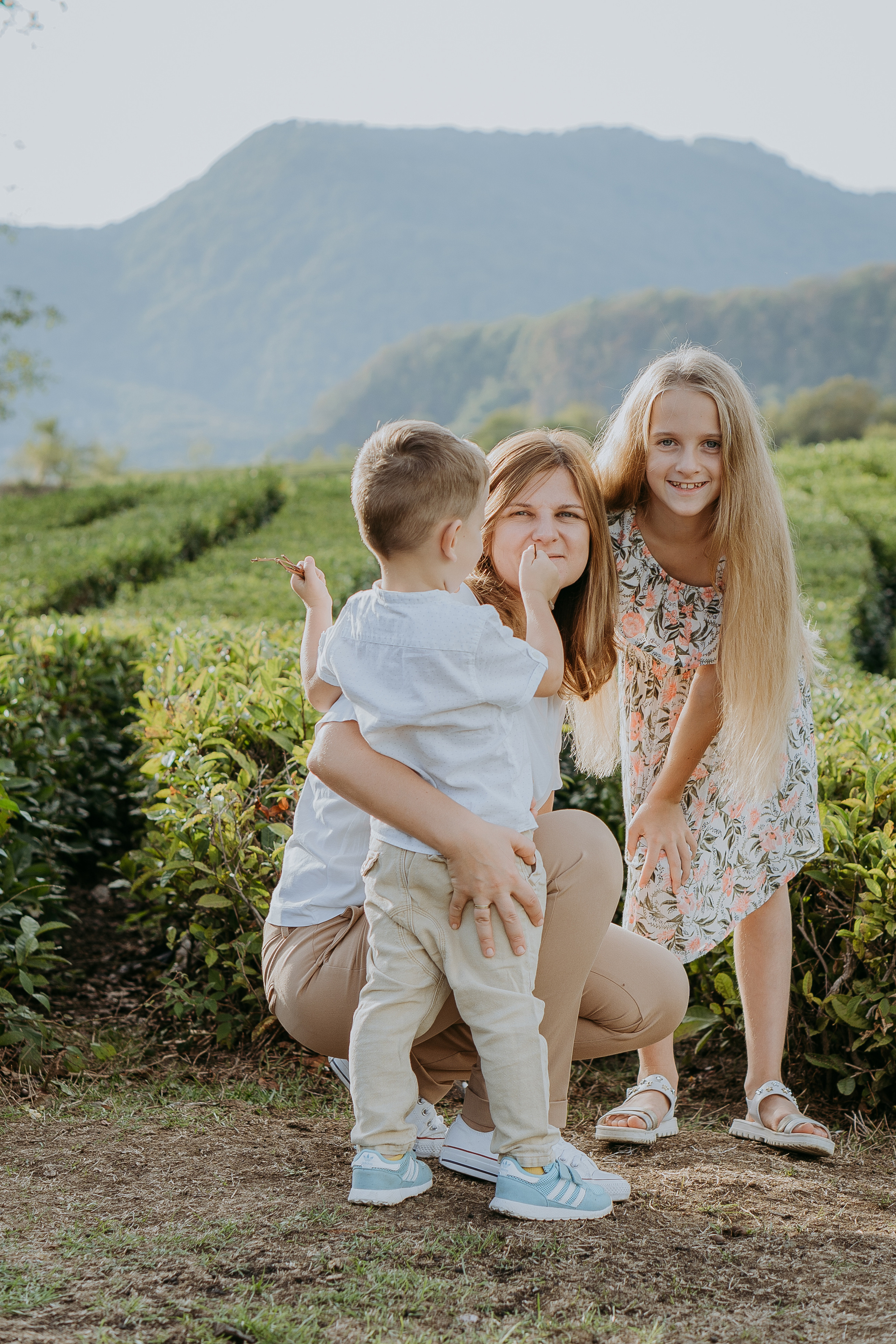 Фотосессия с детьми на чайных плантациях в Сочи