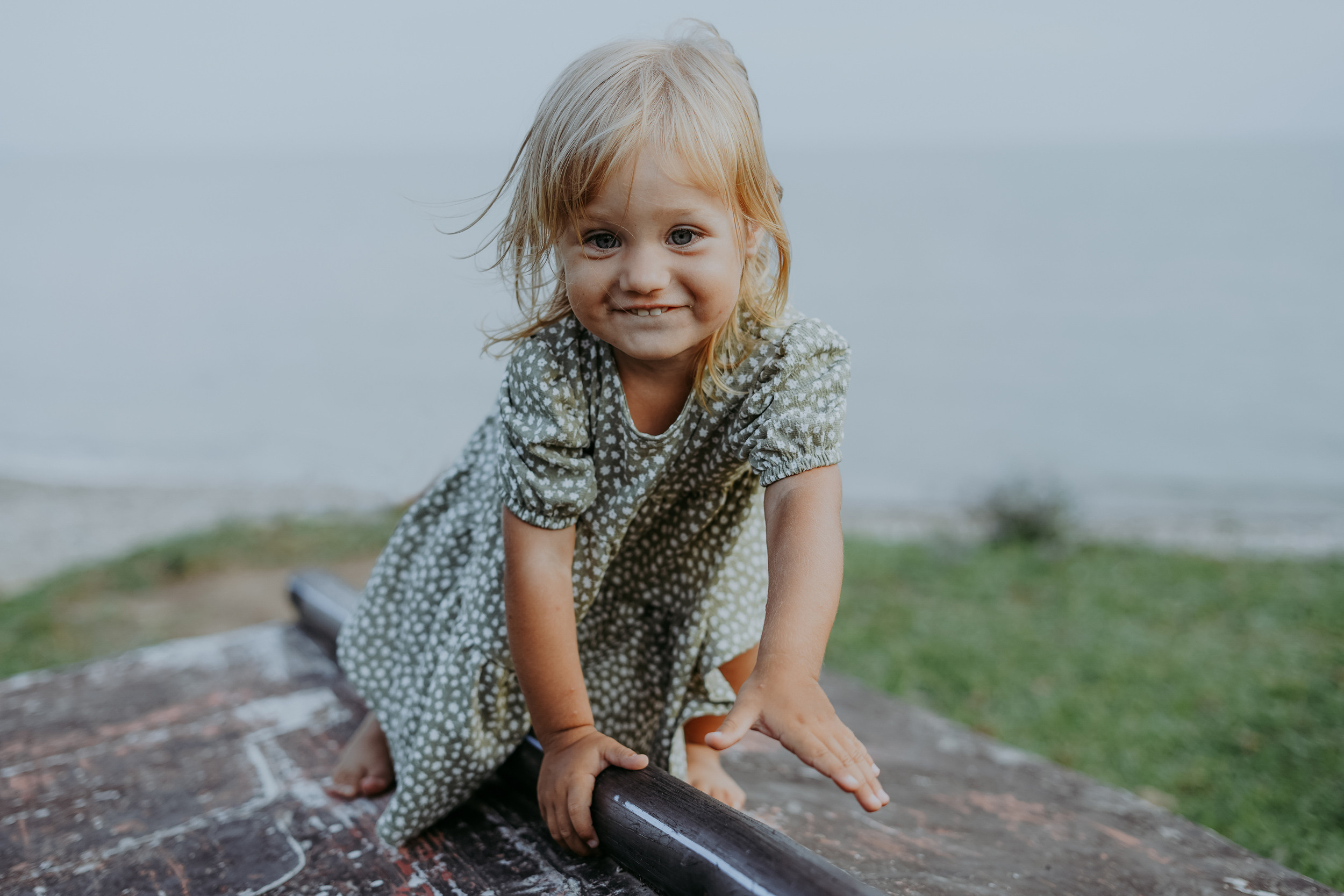 Вика, Сергей и маленькая Саша на берегу моря в Мюссере, Абхазия. Фотограф в Сочи и Абхазии | Фототуры | September Air