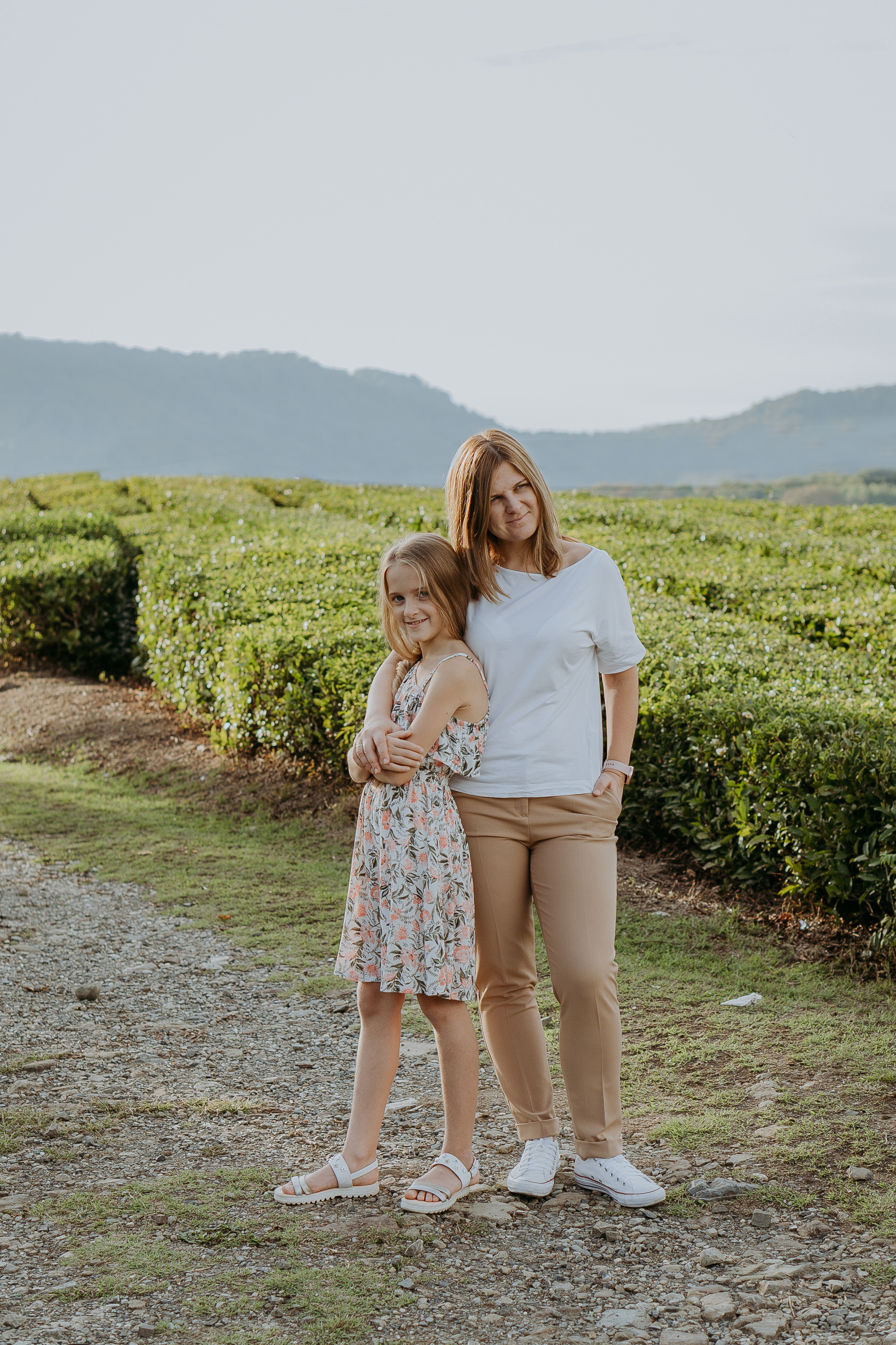 Наталья, Тимур, Элина и Максим. Семейная фотосессия на чайных плантациях. Фотограф в Сочи и Абхазии | Фототуры | September Air