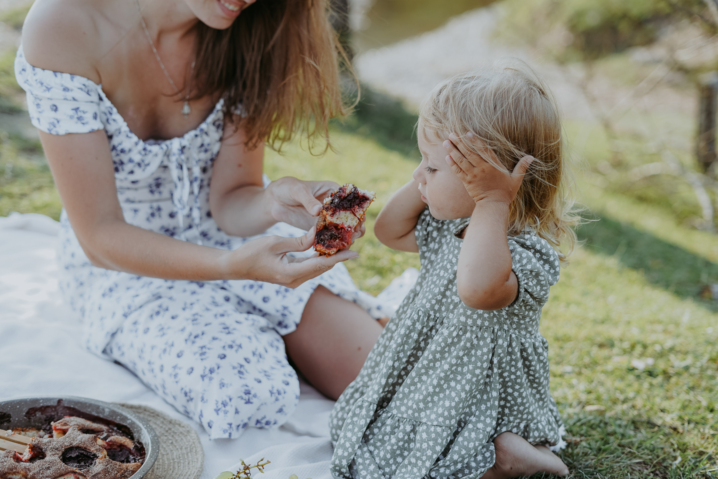 Вика, Сергей и маленькая Саша на берегу моря в Мюссере, Абхазия. Фотограф в Сочи и Абхазии | Фототуры | September Air