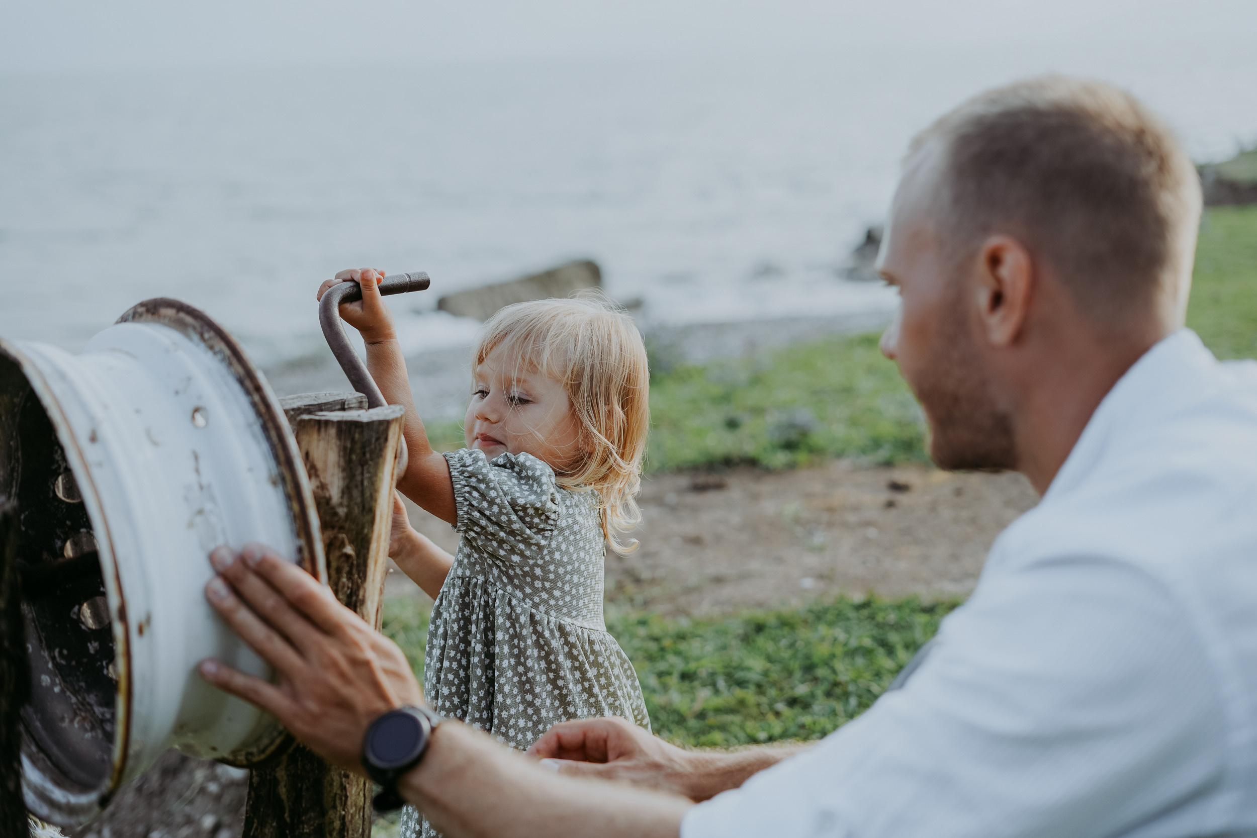 Вика, Сергей и маленькая Саша на берегу моря в Мюссере, Абхазия. Фотограф в Сочи и Абхазии | Фототуры | September Air