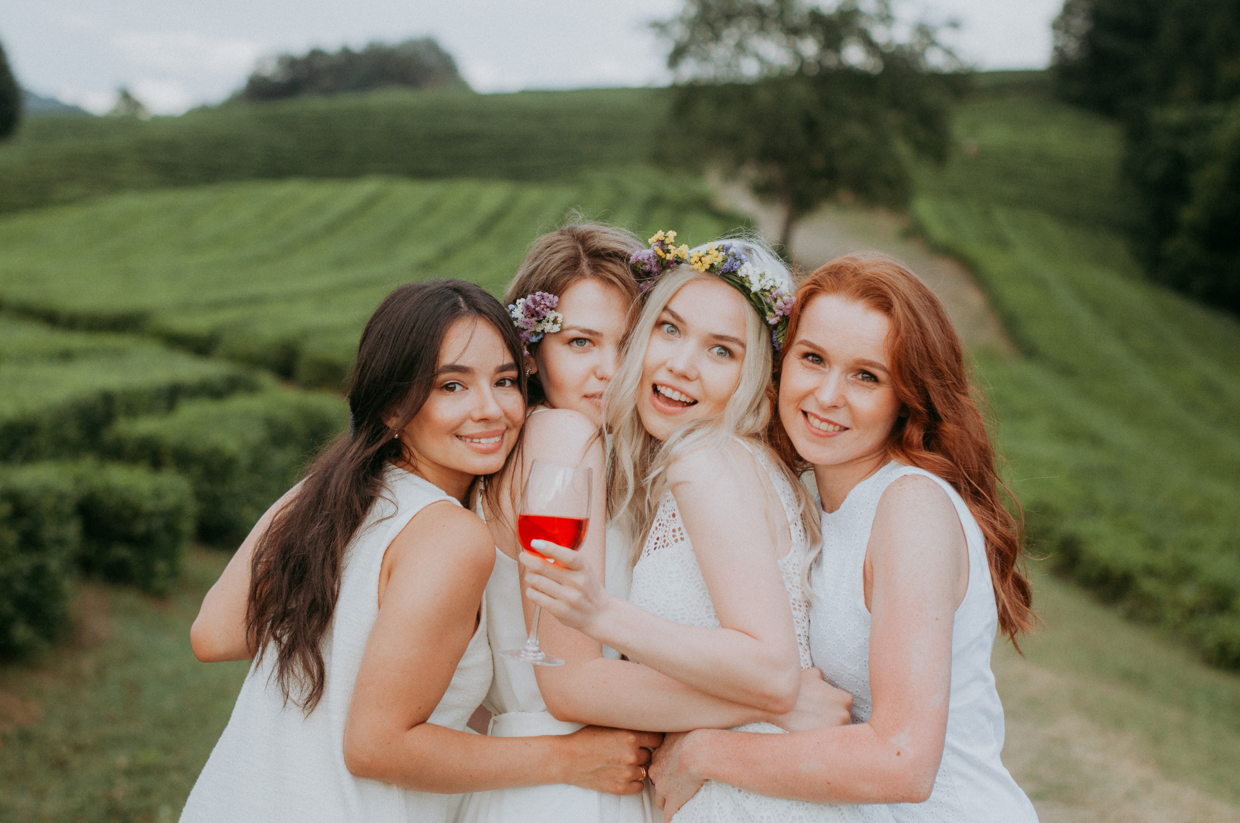 Четыре девушки в белом отмечают предсвадебный девичник на чайных плантациях в Сочи