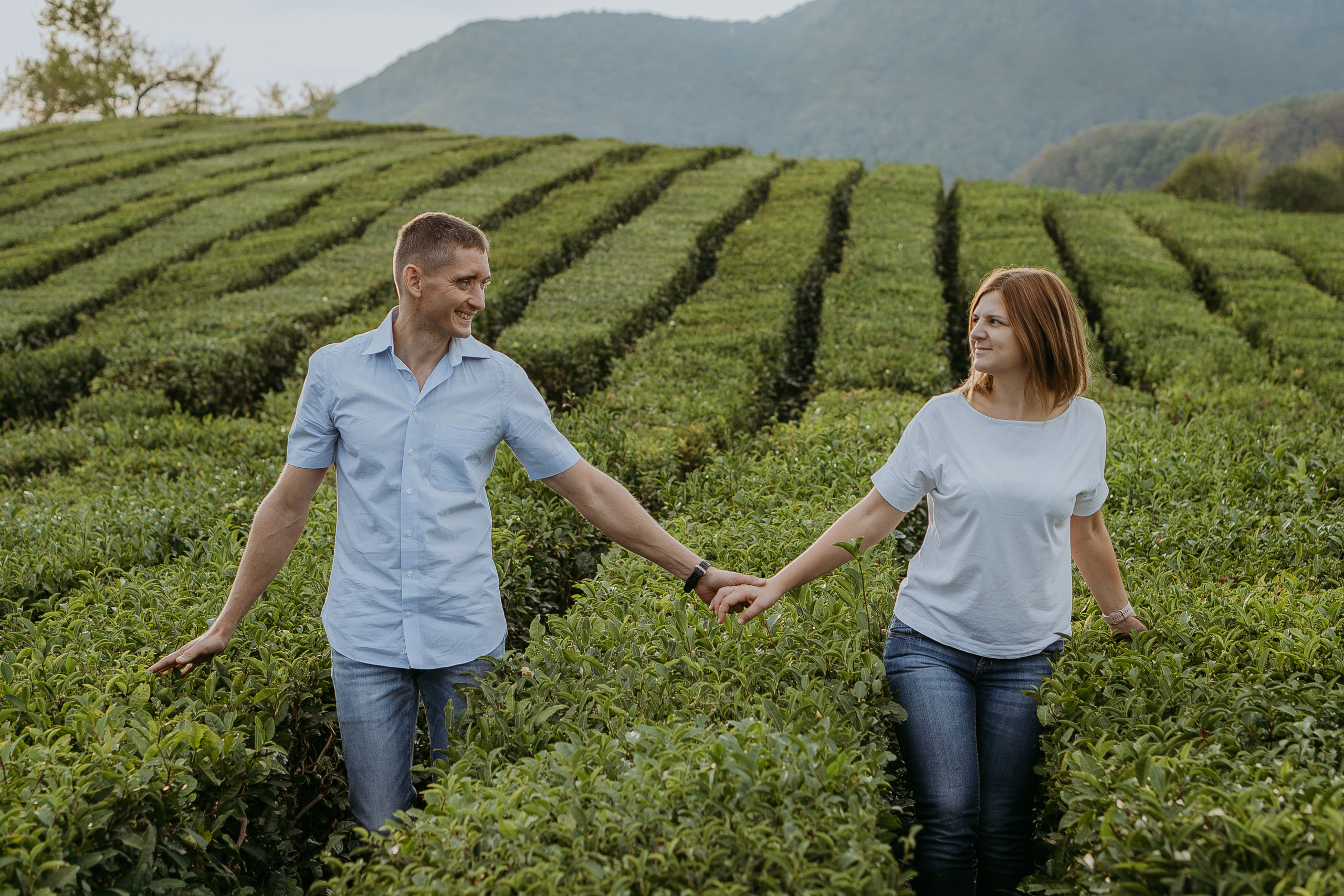 Наталья, Тимур, Элина и Максим. Семейная фотосессия на чайных плантациях. Фотограф в Сочи и Абхазии | Фототуры | September Air