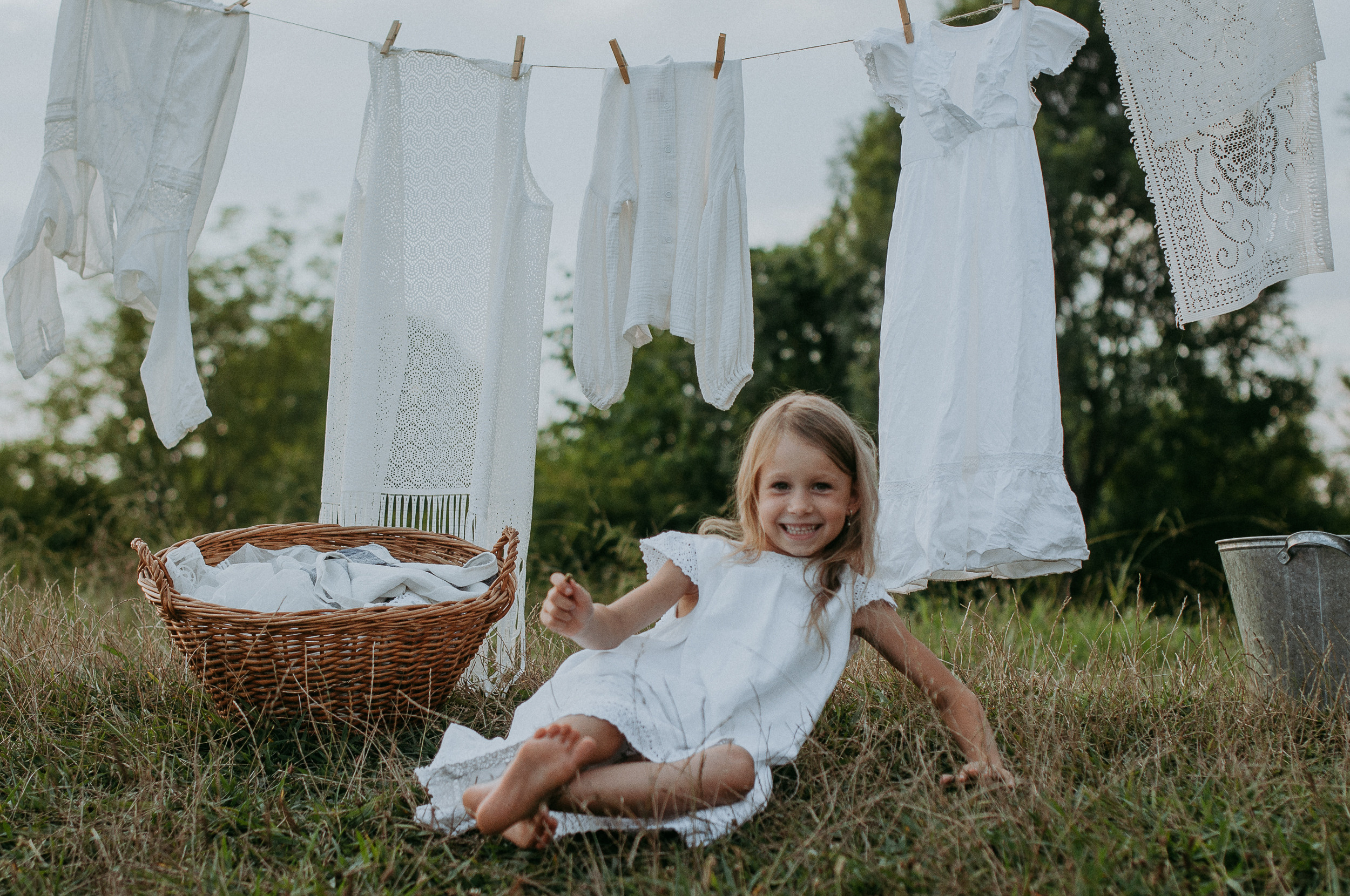 Девочка развешивает сушиться белье на бамбуковой сушилке на Орлиных скалах в Сочи