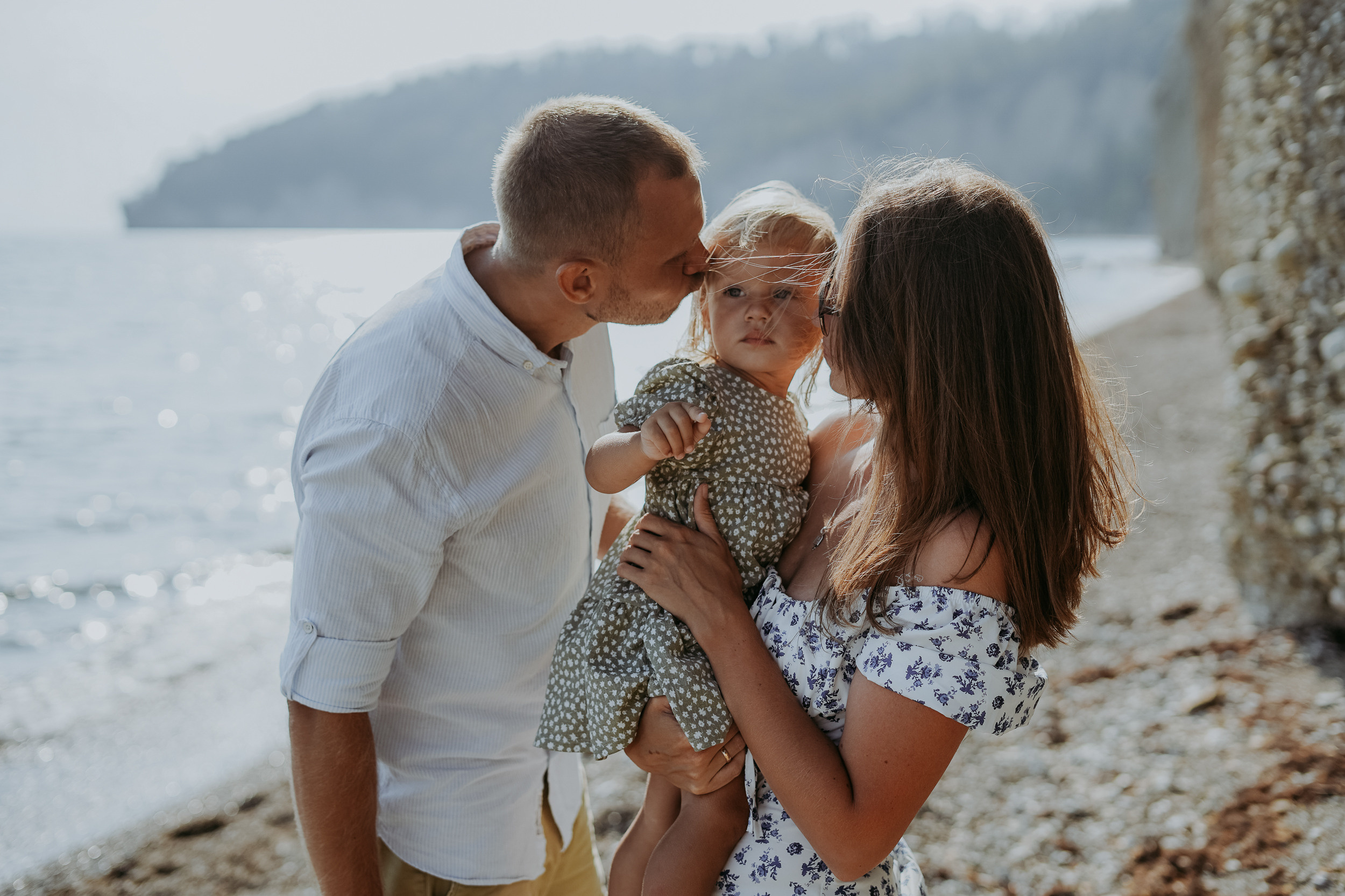 Вика, Сергей и маленькая Саша на берегу моря в Мюссере, Абхазия. Фотограф в Сочи и Абхазии | Фототуры | September Air