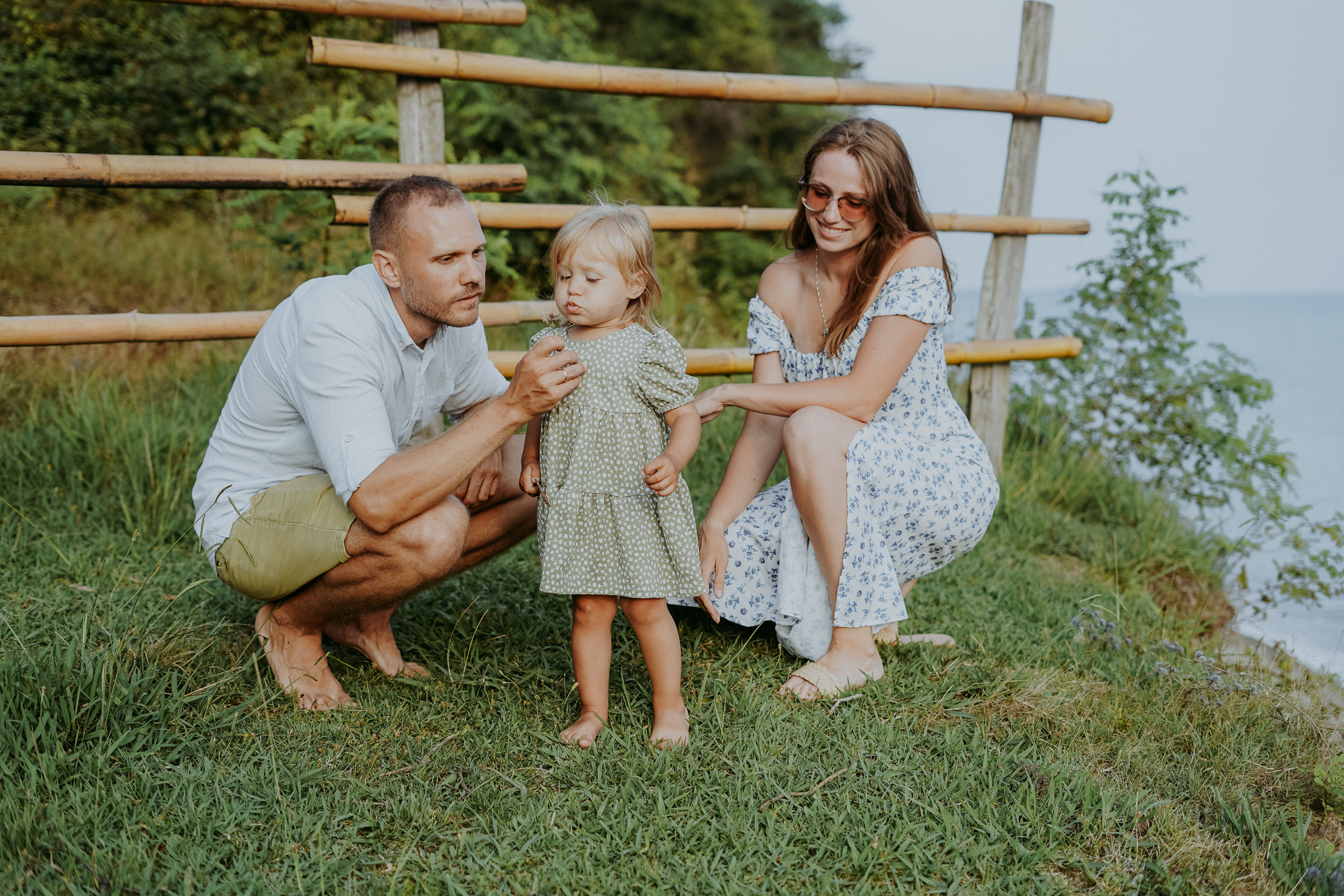 Вика, Сергей и маленькая Саша на берегу моря в Мюссере, Абхазия. Фотограф в Сочи и Абхазии | Фототуры | September Air